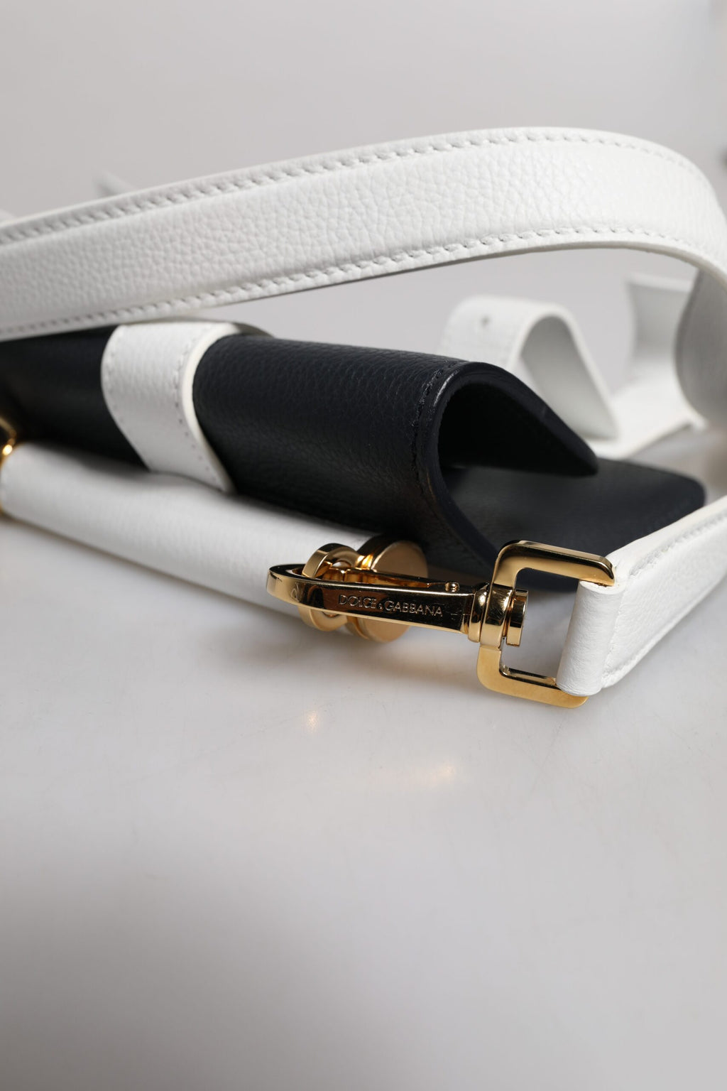 Sac bandoulière Dolce & Gabbana en cuir de veau bleu et blanc, style élégant avec détails sophistiqués.
