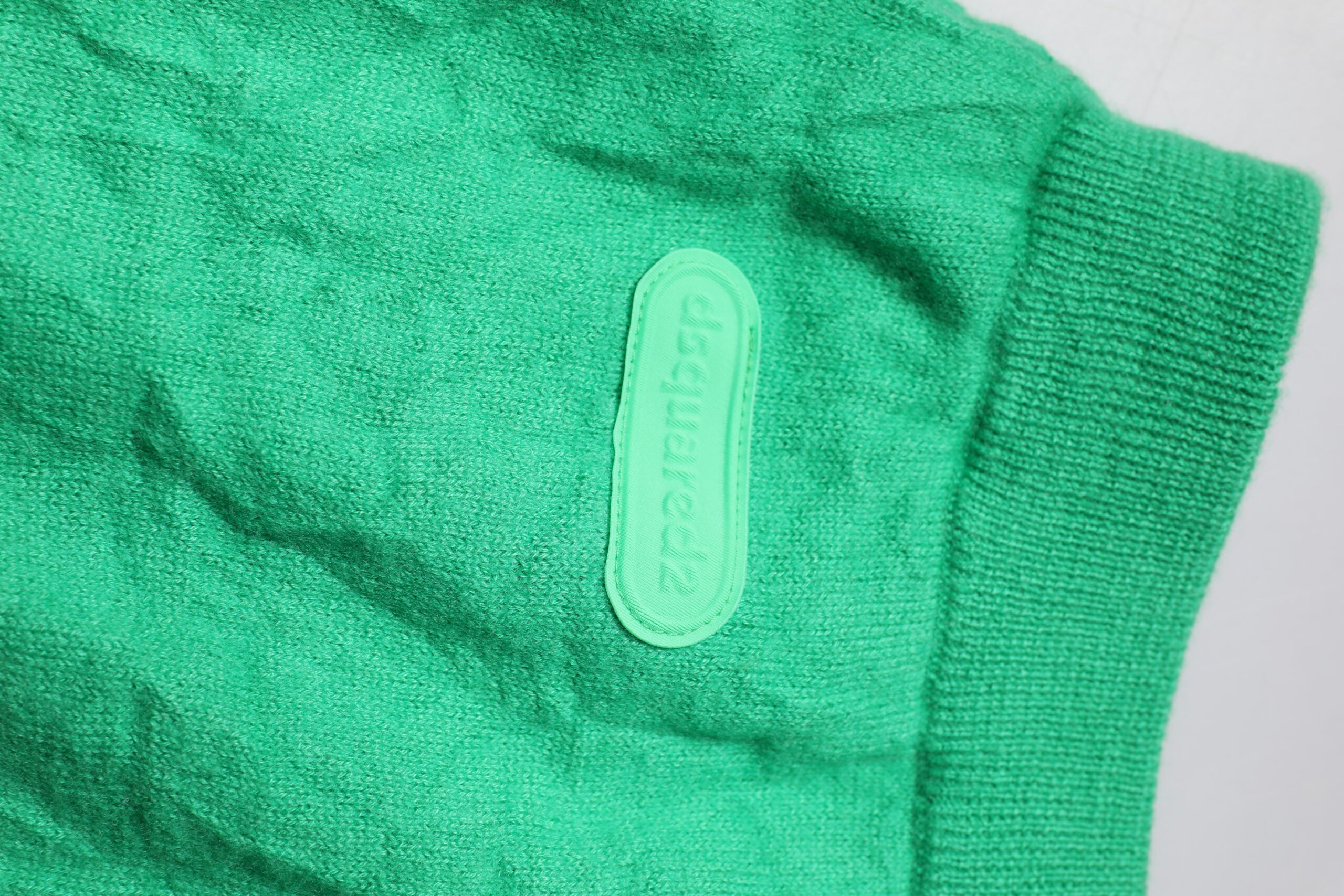 Pantalon casual homme en coton vert avec taille élastique de la marque Dsquared², vue de face.