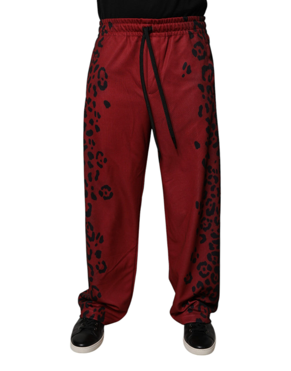 Pantalon jogger homme en polyester à imprimé léopard rouge de Dolce & Gabbana, vue de face.