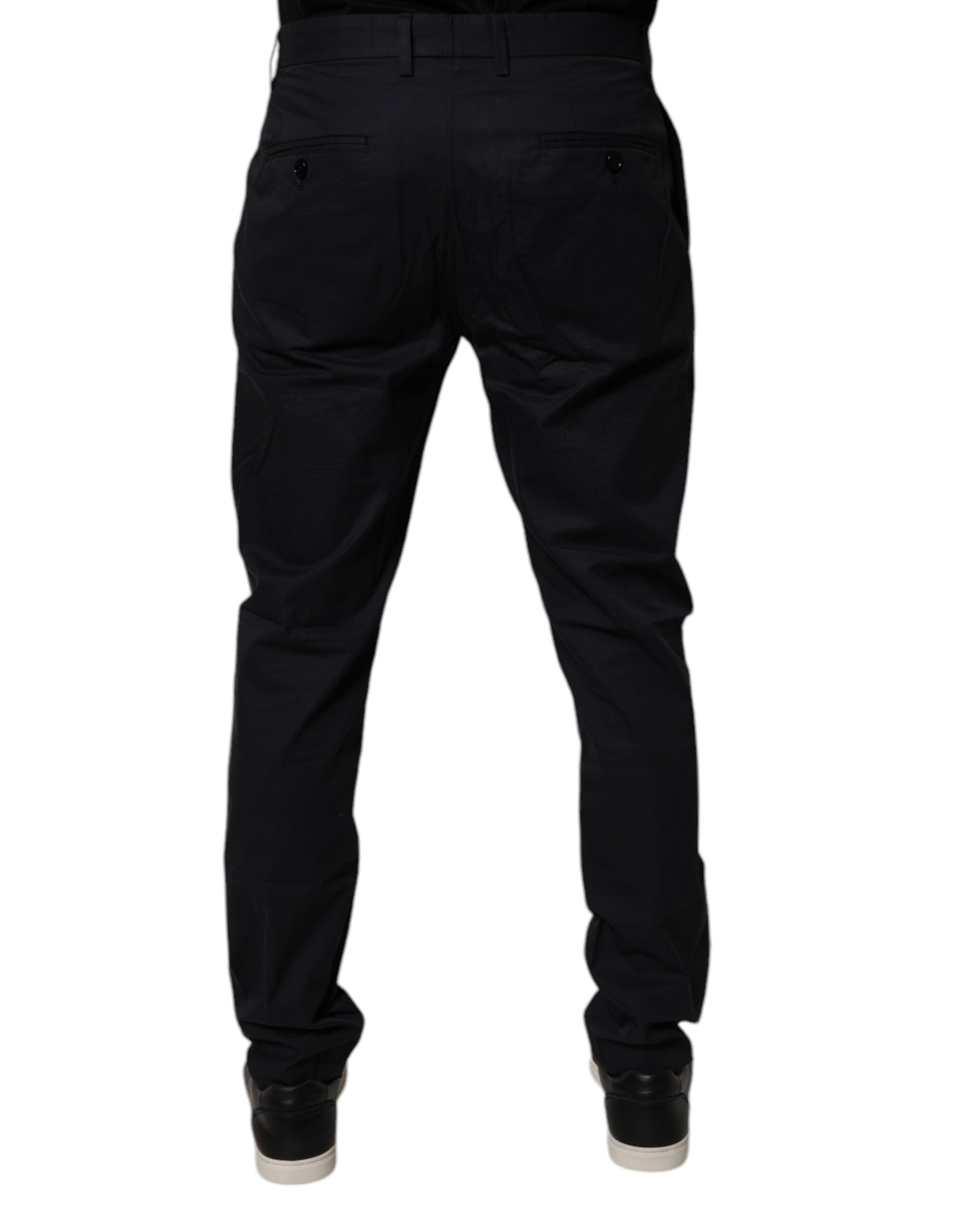 Pantalon formel bleu foncé en coton de coupe tapered par Dolce & Gabbana, visible avec détails élégants et couture soignée.