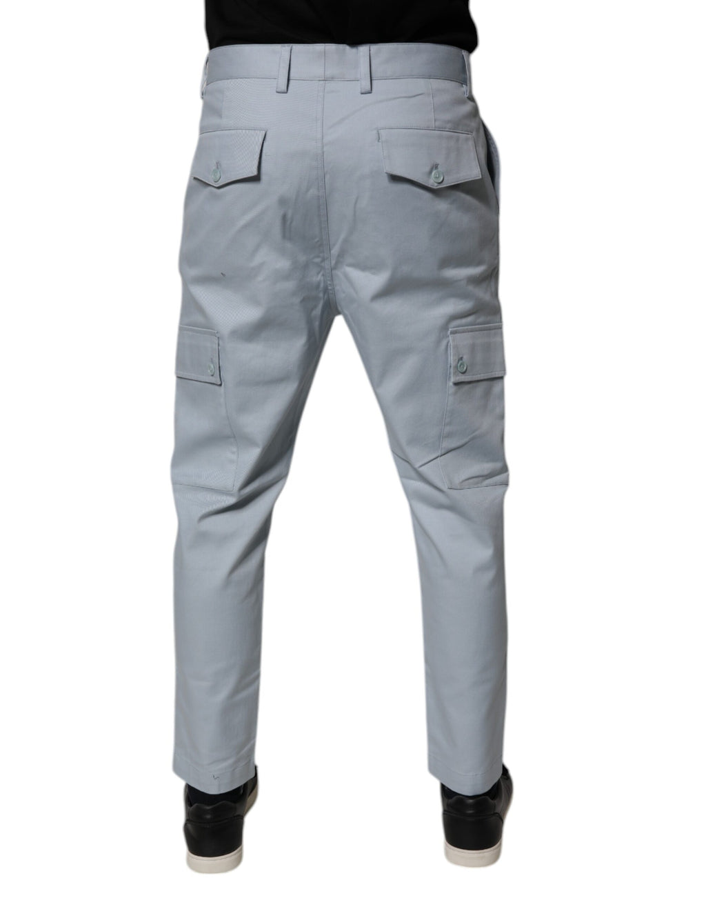 Pantalons cargo en coton bleu clair Dolce & Gabbana Light Blue, coupe tapered, visibles en détail dans l’image.