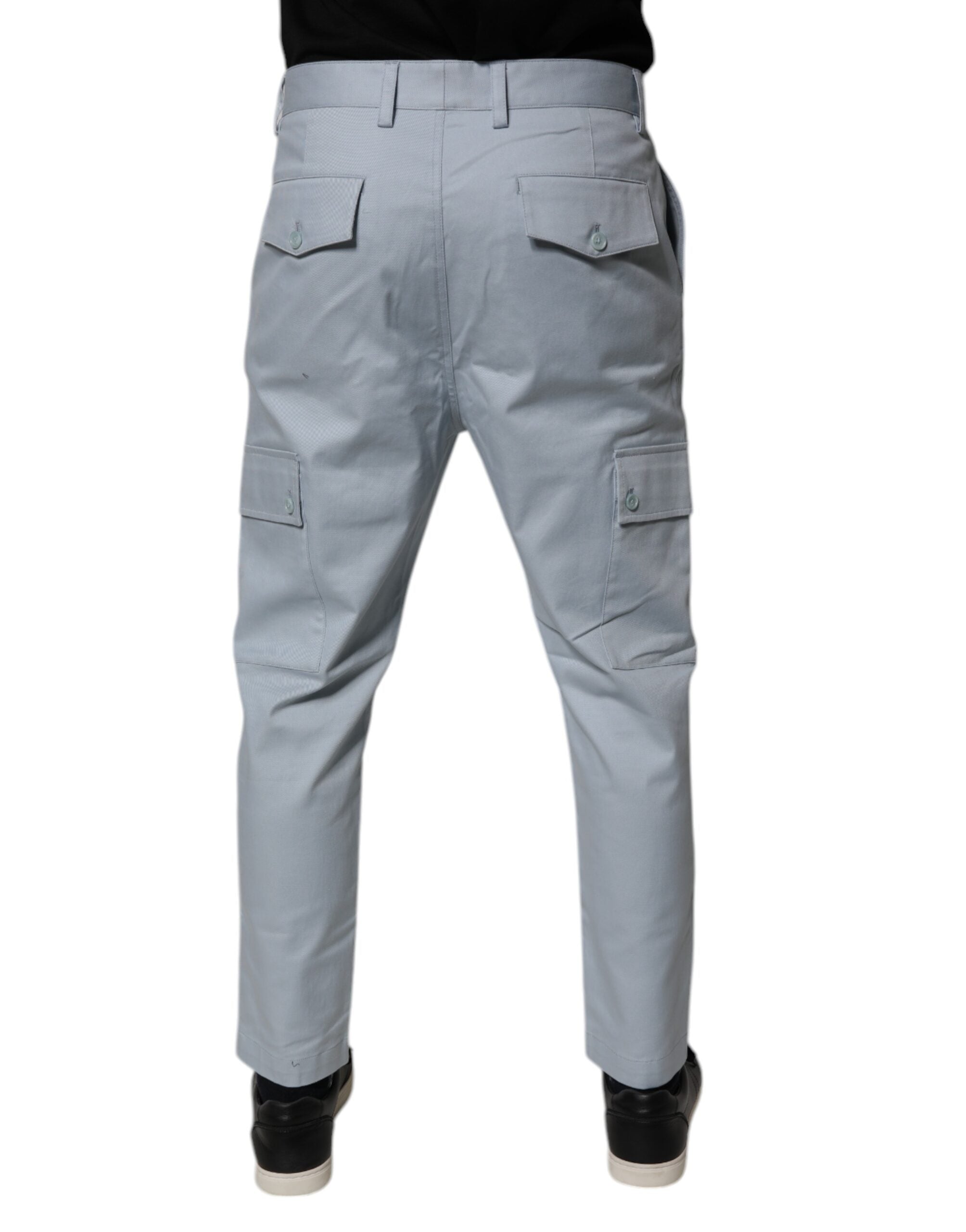 Pantalons cargo en coton bleu clair Dolce & Gabbana Light Blue, coupe tapered, visibles en détail dans l’image.