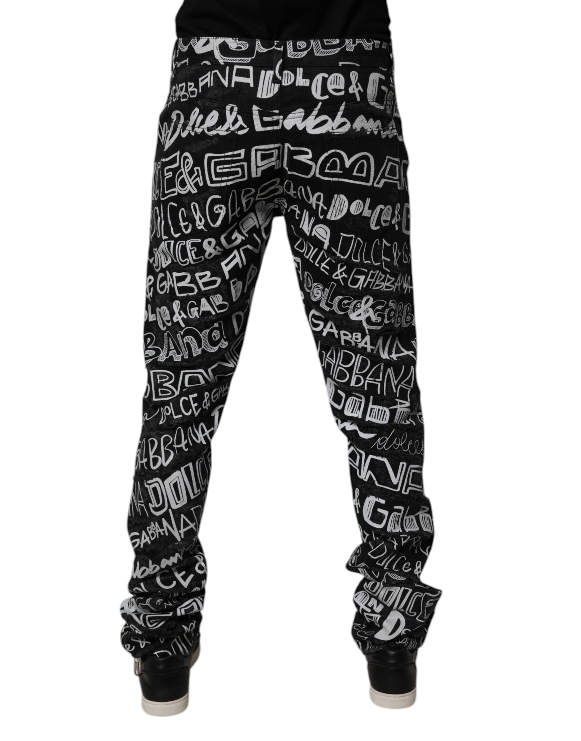 Jeans droits en denim noir Dolce & Gabbana avec logo imprimé, tissu en coton, visible sur l'image.