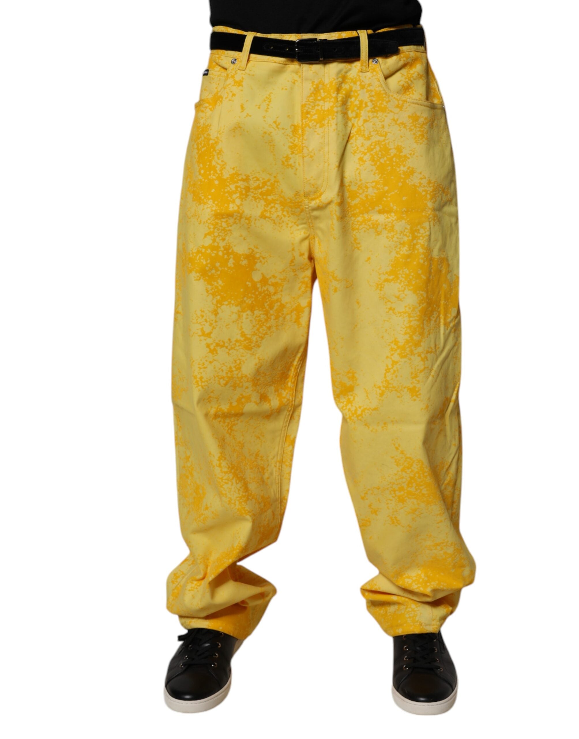 Jeans en denim blanc droit de Dolce & Gabbana avec motif tie-dye jaune, coton, style décontracté et tendance.