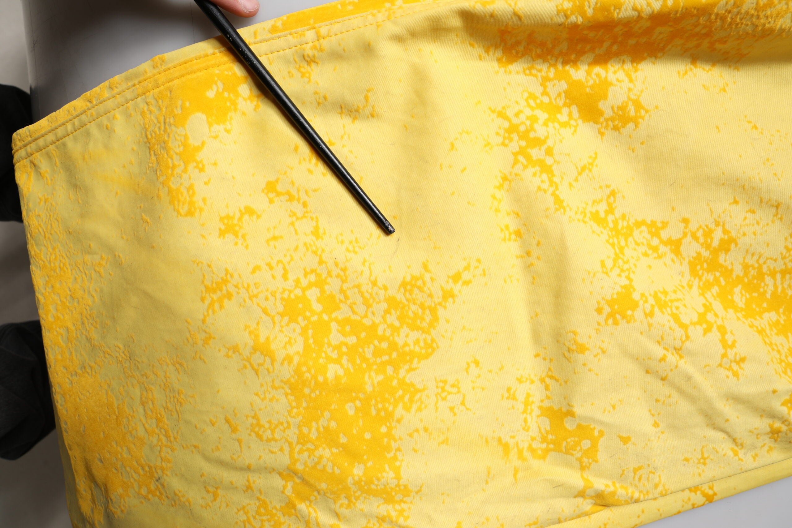 Jeans en denim droit en coton tie-dye jaune de Dolce & Gabbana, visibles avec leur motif coloré et coupe classique.