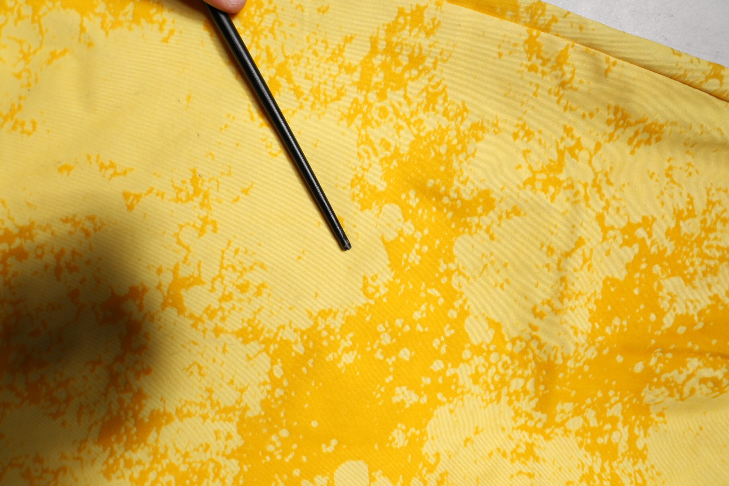 Jeans en denim droit jaune tie-dye en coton de Dolce & Gabbana, style décontracté et tendance.