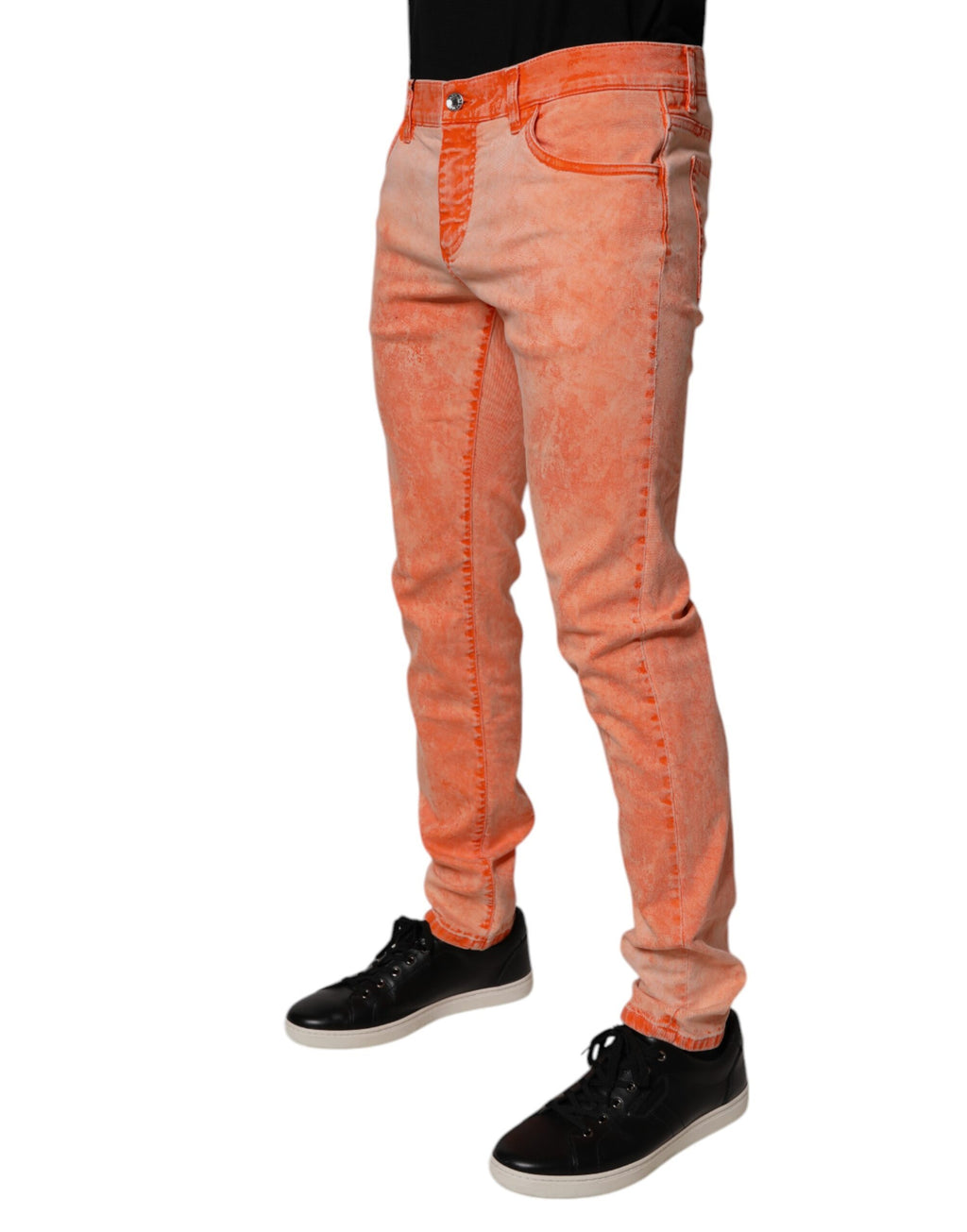 Pantalon en jean skinny pour homme de Dolce & Gabbana avec teinture tie-dye orange en coton, visible de face.
