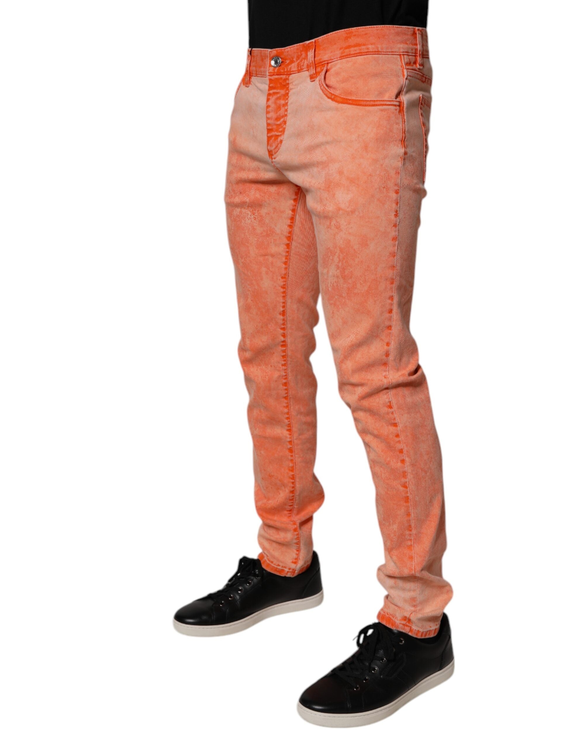 Pantalon en jean skinny pour homme de Dolce & Gabbana avec teinture tie-dye orange en coton, visible de face.