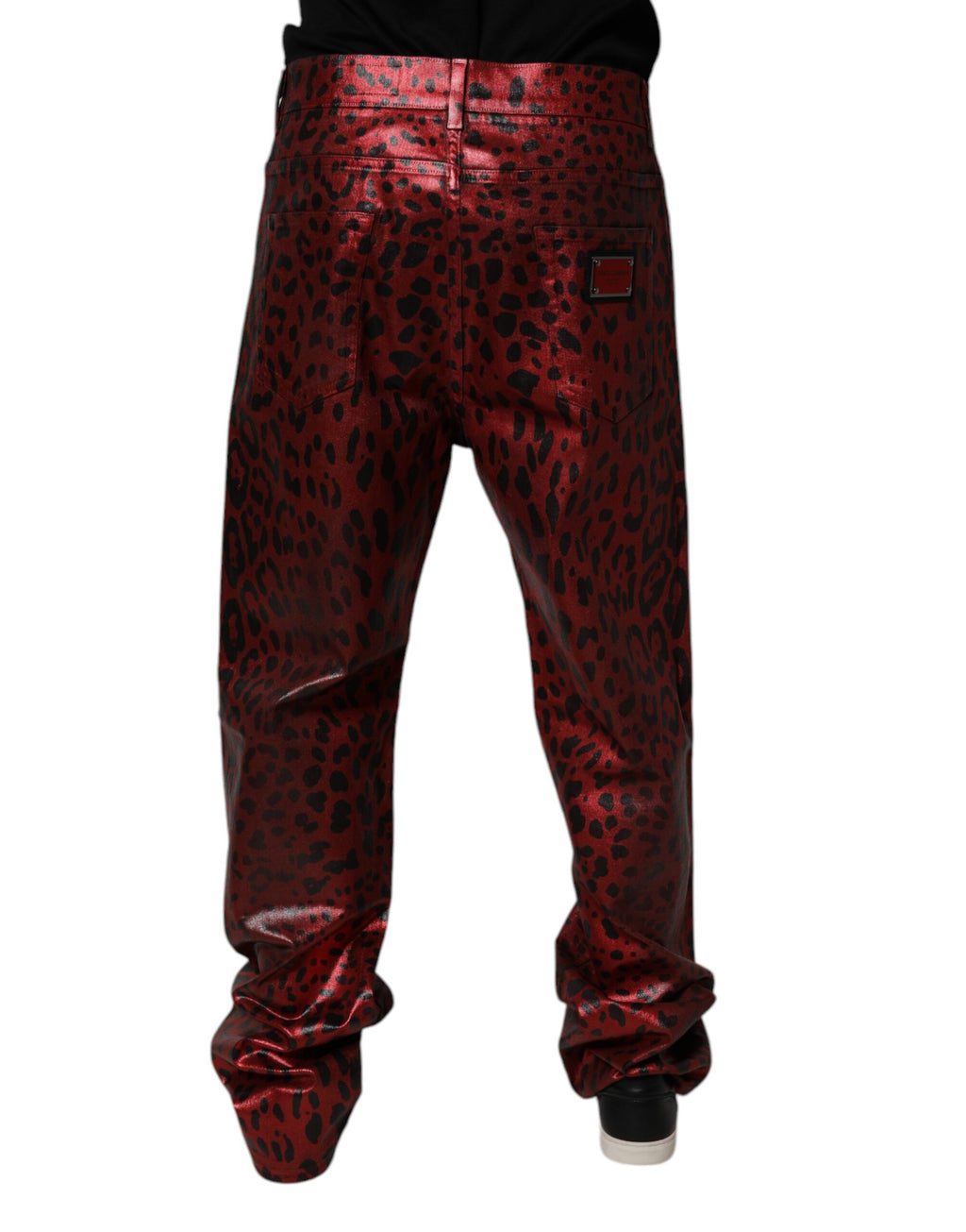 Jeans homme Dolce & Gabbana en coton rouge avec motif léopard, coupe droite, style denim.