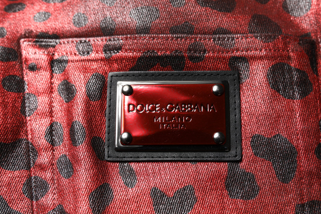 Jeans en coton rouge à motif léopard Dolce & Gabbana pour homme, coupe droite, style denim, visible en image.
