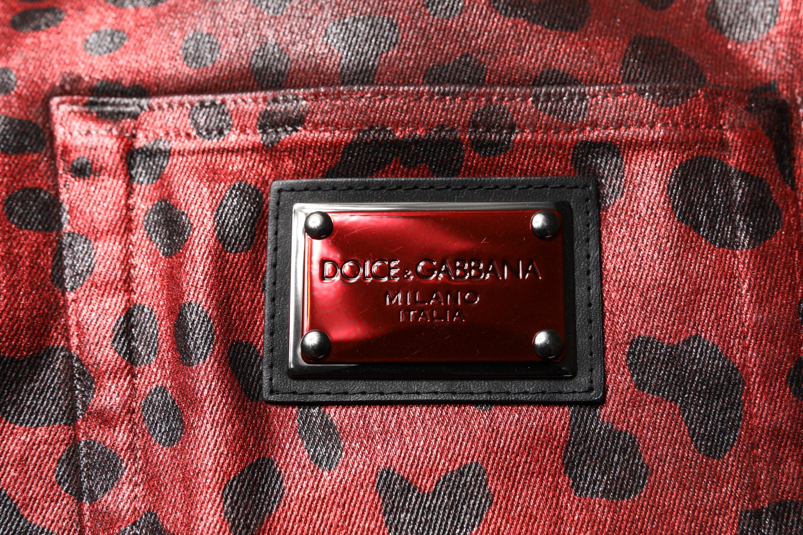 Jeans en coton rouge à motif léopard Dolce & Gabbana pour homme, coupe droite, style denim, visible en image.