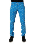 Jeans skinny en denim blanc Dolce & Gabbana avec logo bleu et monogramme, visibles avec coupe ajustée et détails de couture.