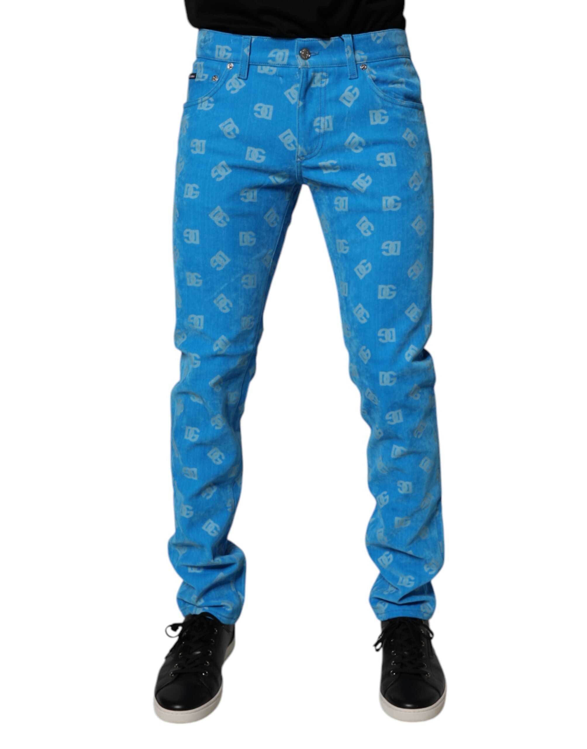 Jeans slim en denim coton bleu Dolce & Gabbana avec logo monogramme, visibles avec détails de la coupe et la texture du tissu.