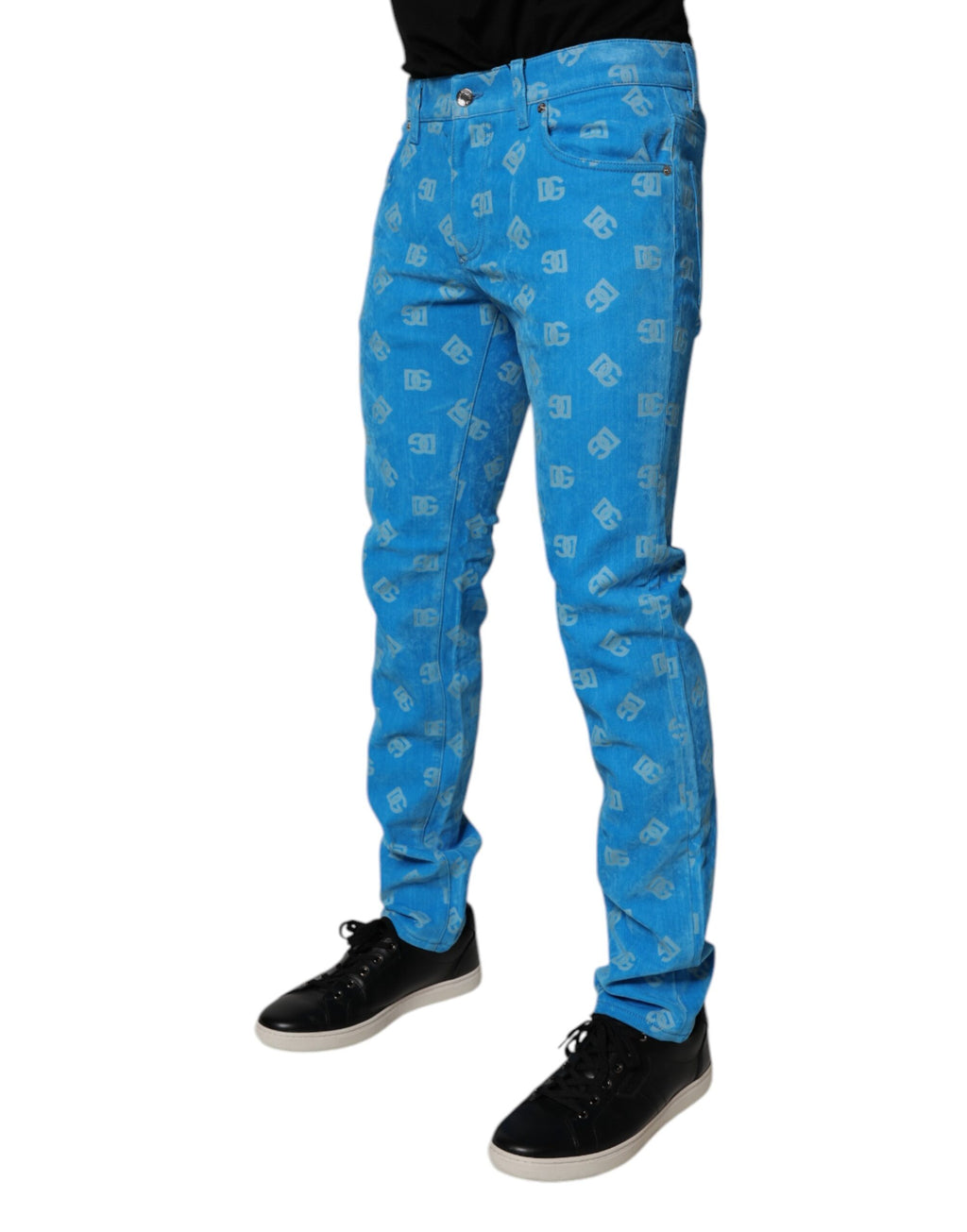 Jeans slim en denim coton bleu Dolce & Gabbana avec logo monogramme, coupe ajustée et détails de marque élégants.