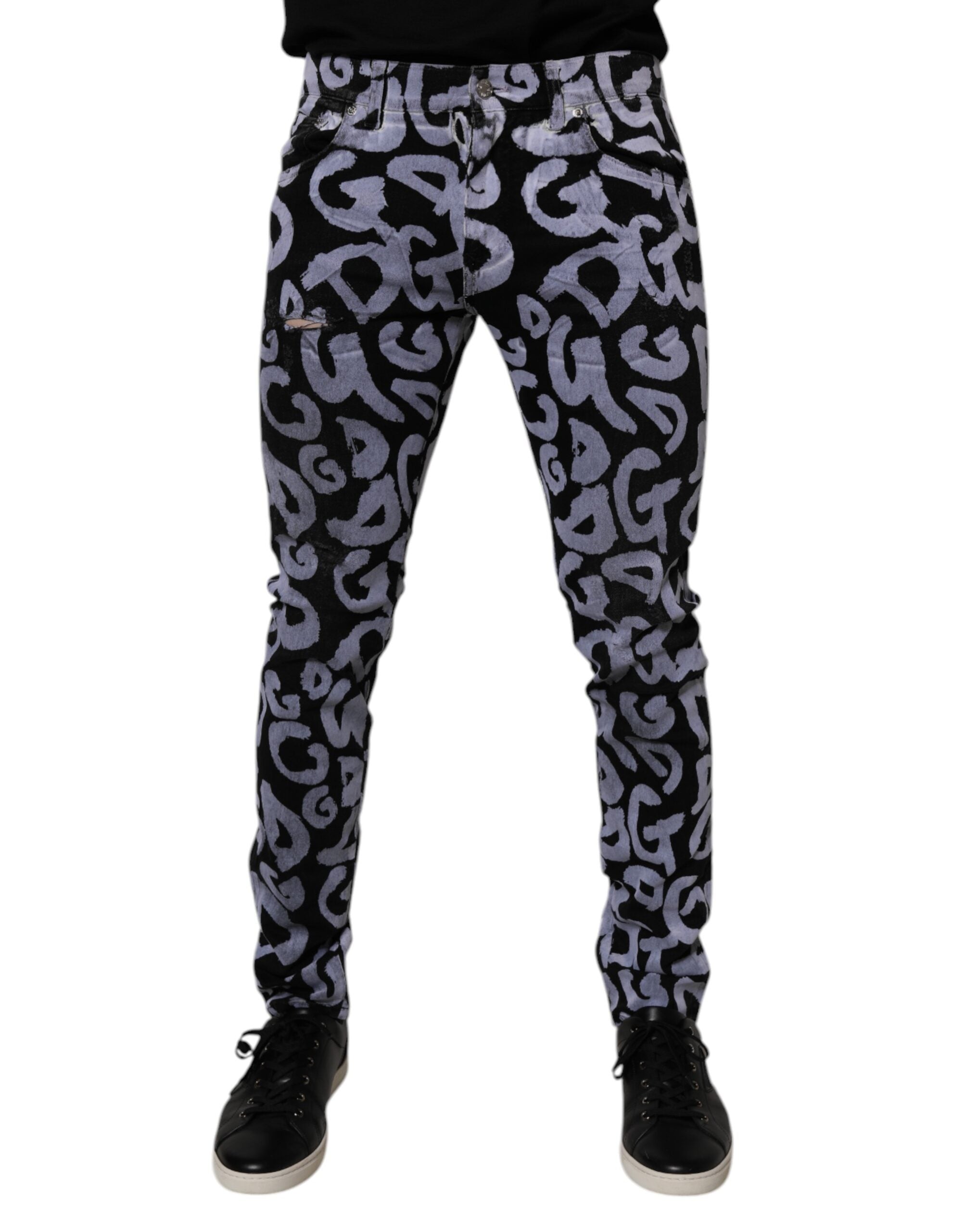 Jeans skinny en denim noir Dolce & Gabbana avec logo monogramme en coton, vue de face sur mannequin.