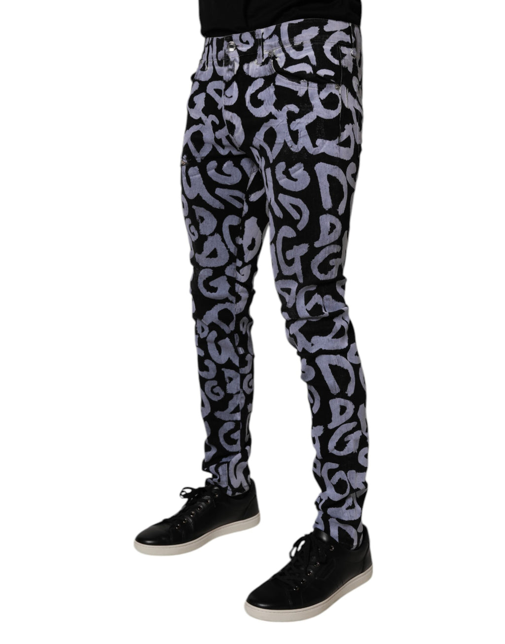 Jeans skinny en denim noir Dolce & Gabbana avec logo monogramme, détails en coton, vue de face.