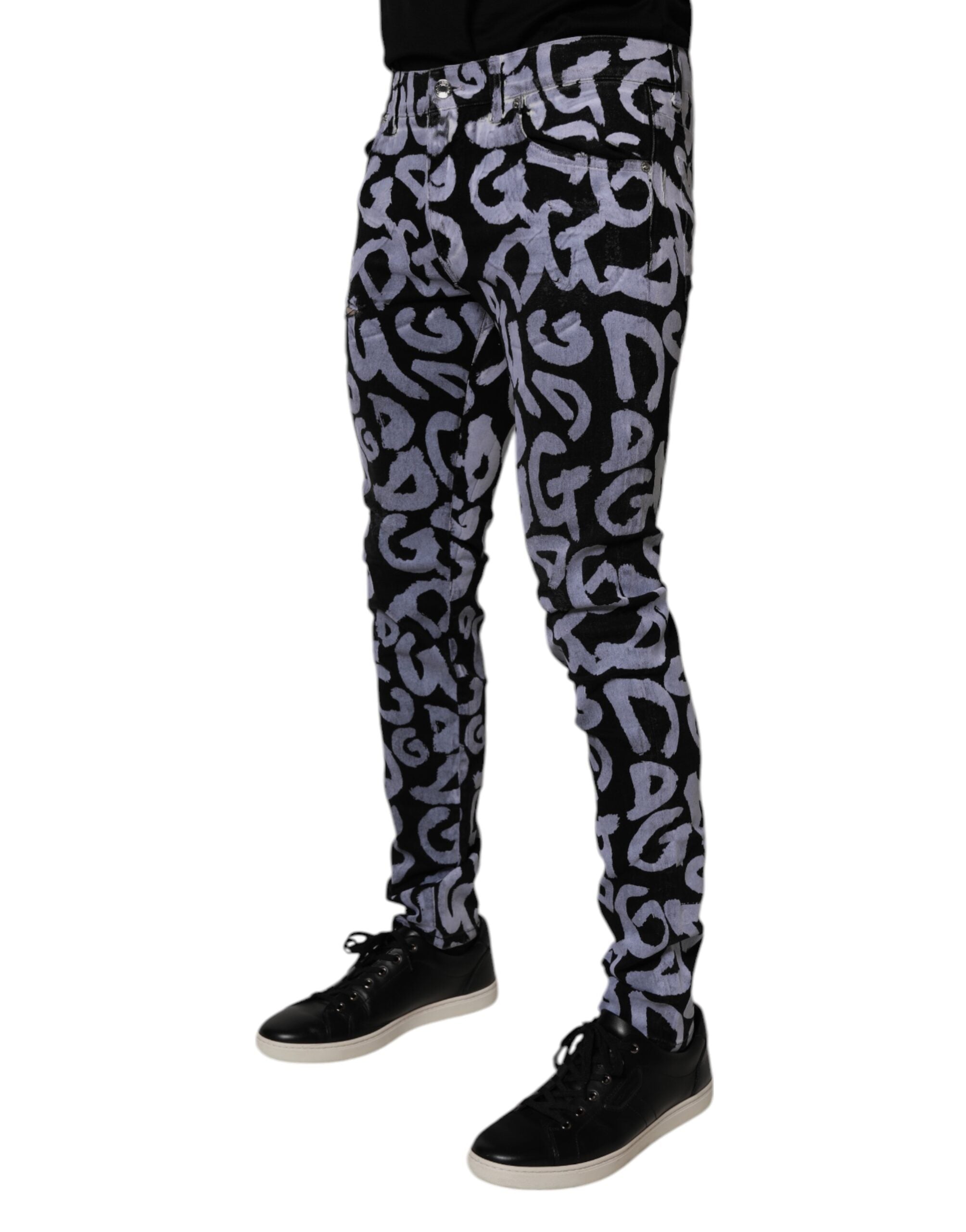 Jeans skinny en denim noir Dolce & Gabbana avec logo monogramme, détails en coton, vue de face.