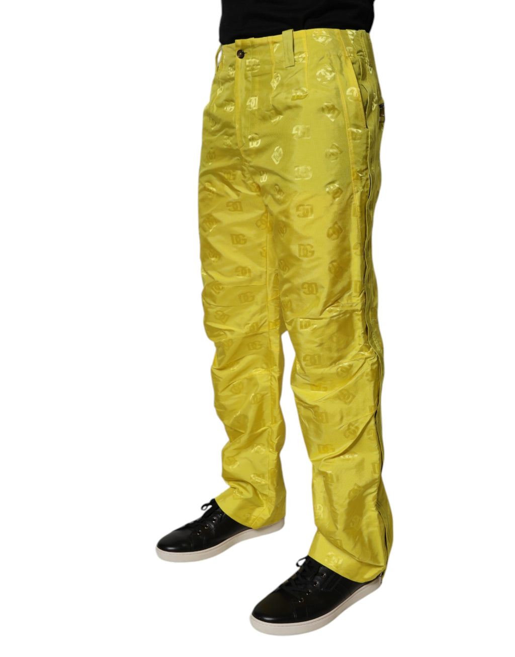 Pantalons droits en polyester jaune avec monogramme DG de Dolce & Gabbana, visibles dans cette image.
