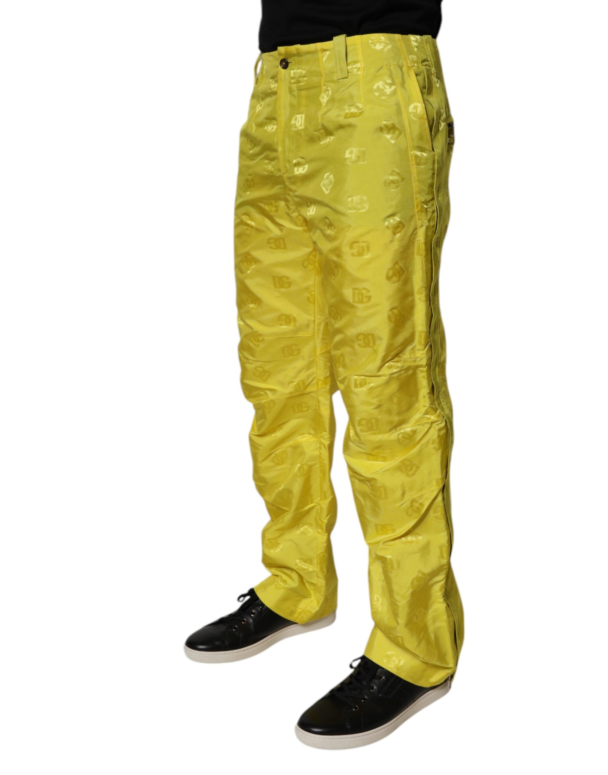 Pantalons droits en polyester jaune avec monogramme DG de Dolce & Gabbana, visibles dans cette image.