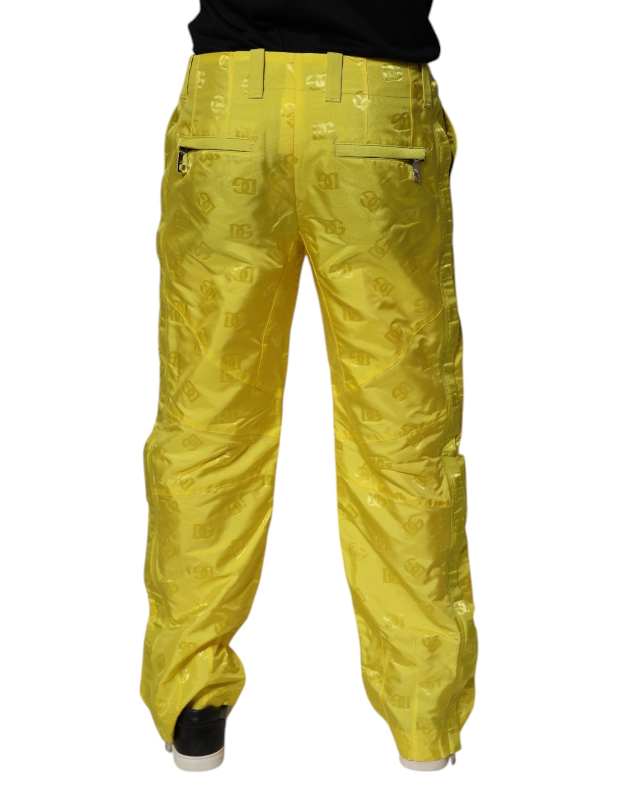 Pantalon droit en polyester jaune avec monogramme DG de Dolce & Gabbana, visible en gros plan.