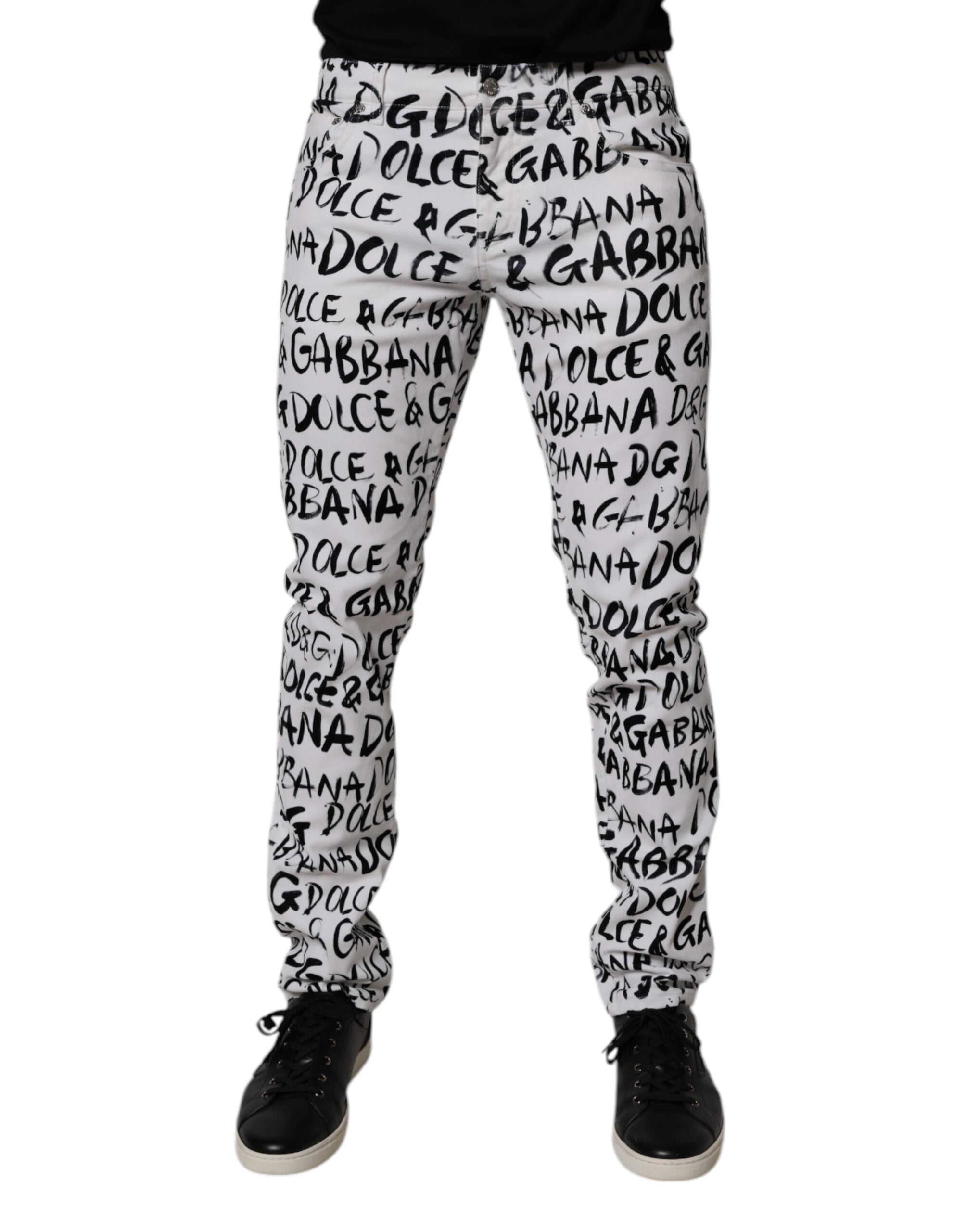Jeans skinny en denim blanc Dolce & Gabbana avec logo imprimé, visible détails de couture et coupe ajustée.