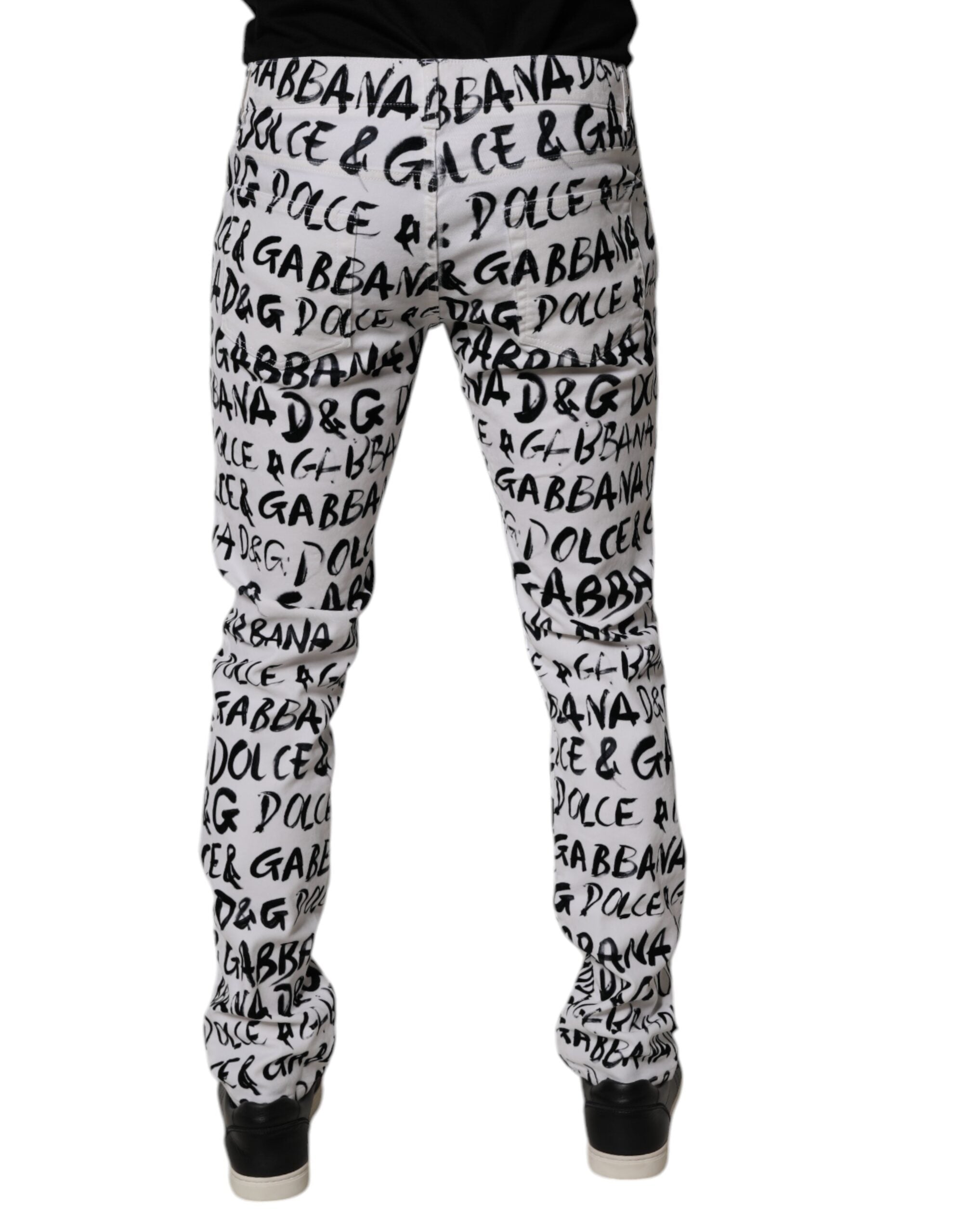 Jeans skinny en denim blanc Dolce & Gabbana avec logo imprimé, détails modernes et coupe ajustée visible sur l'image.