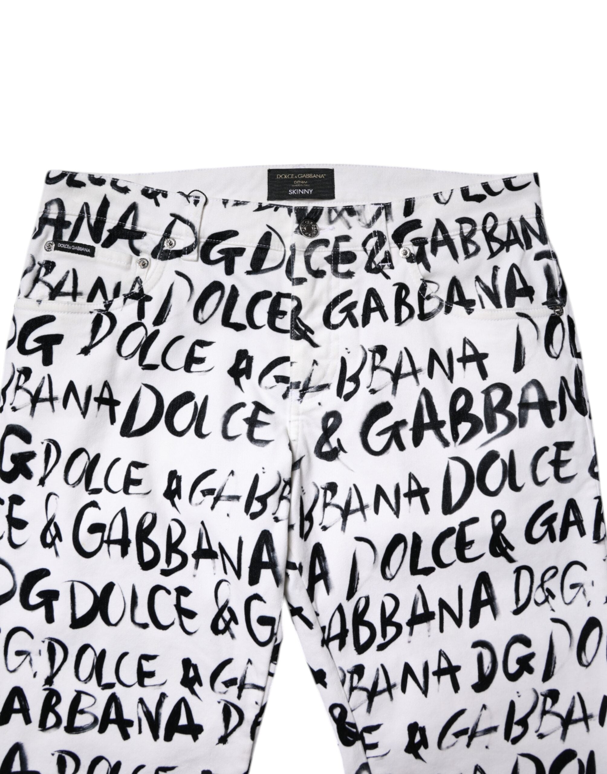 Jeans skinny en denim blanc Dolce & Gabbana avec logo imprimé, visibles en détail sur l'image.