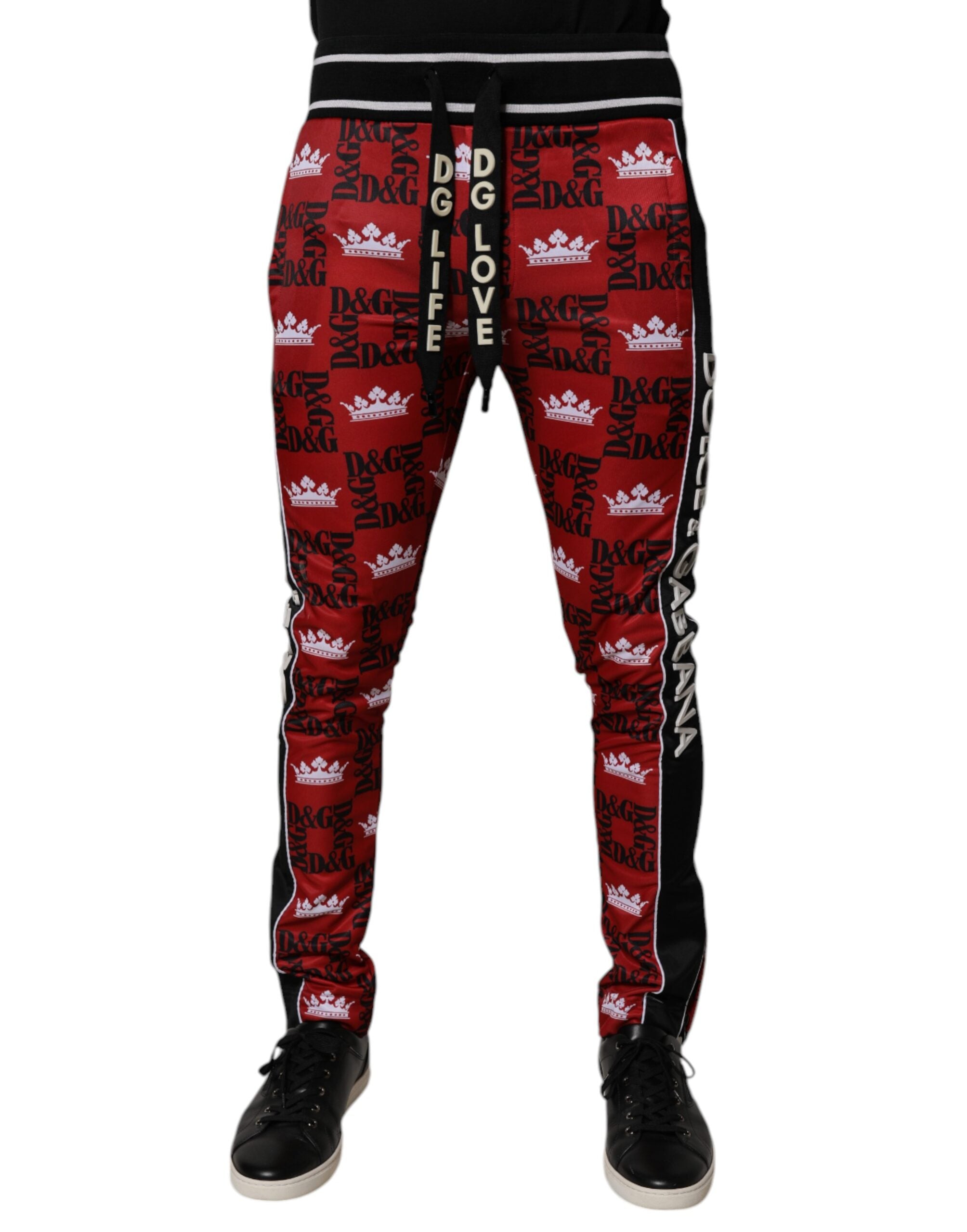 Pantalon de survêtement rouge Dolce & Gabbana avec logo couronne et monogramme pour homme, style décontracté et tendance.