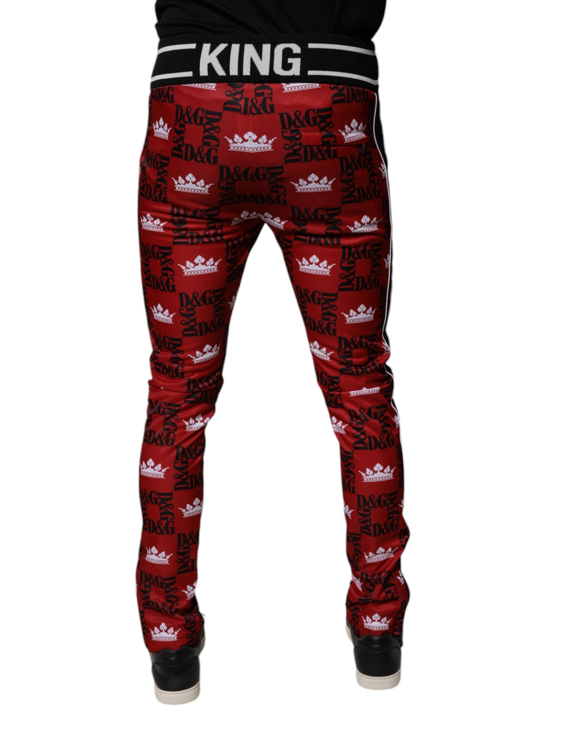 Pantalon de survêtement rouge Dolce & Gabbana avec logo couronne et monogramme pour homme, style décontracté.