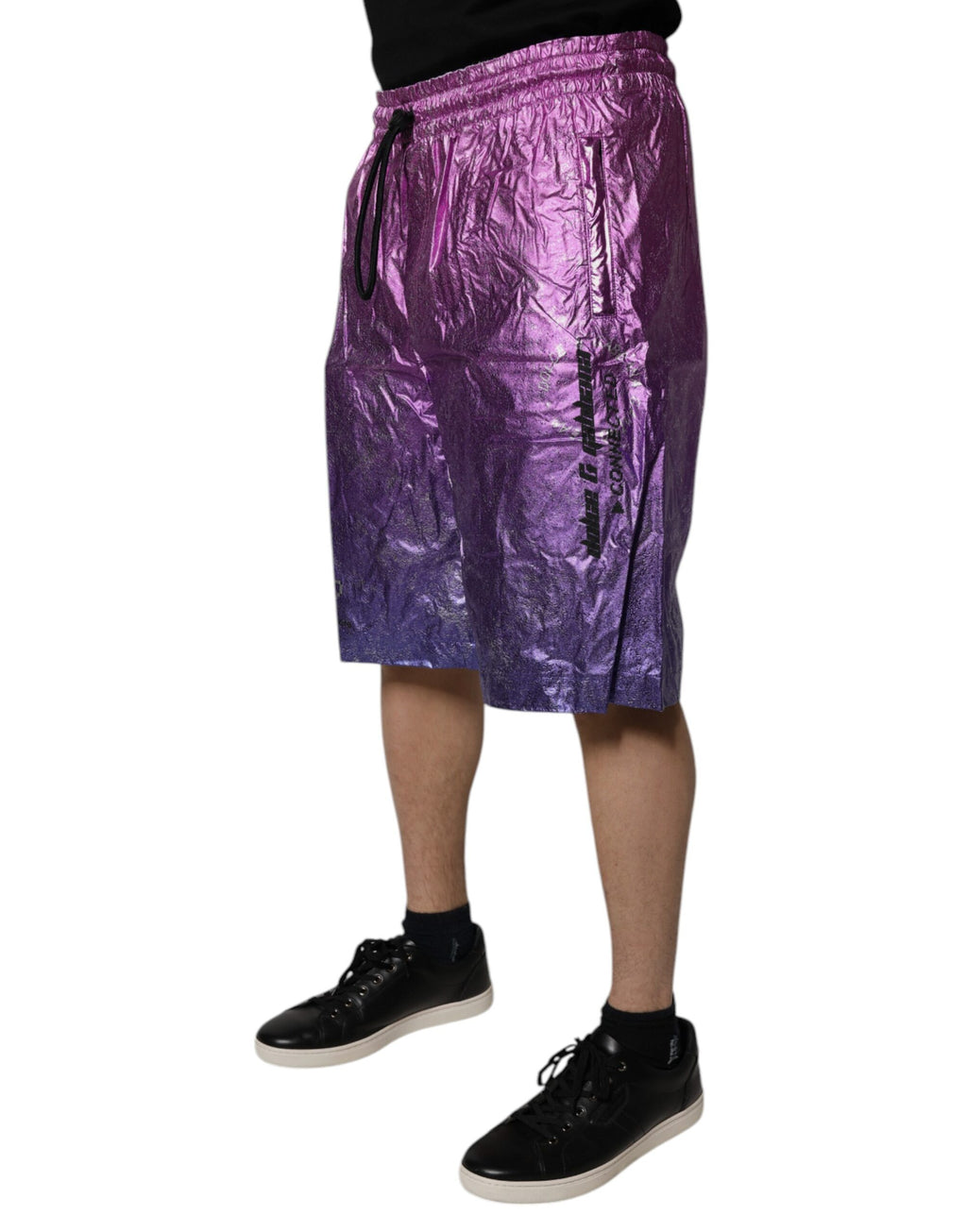 Shorts Bermuda métalliques rose et violet Dolce & Gabbana, ton deux couleurs, en tissu brillant et élégant.