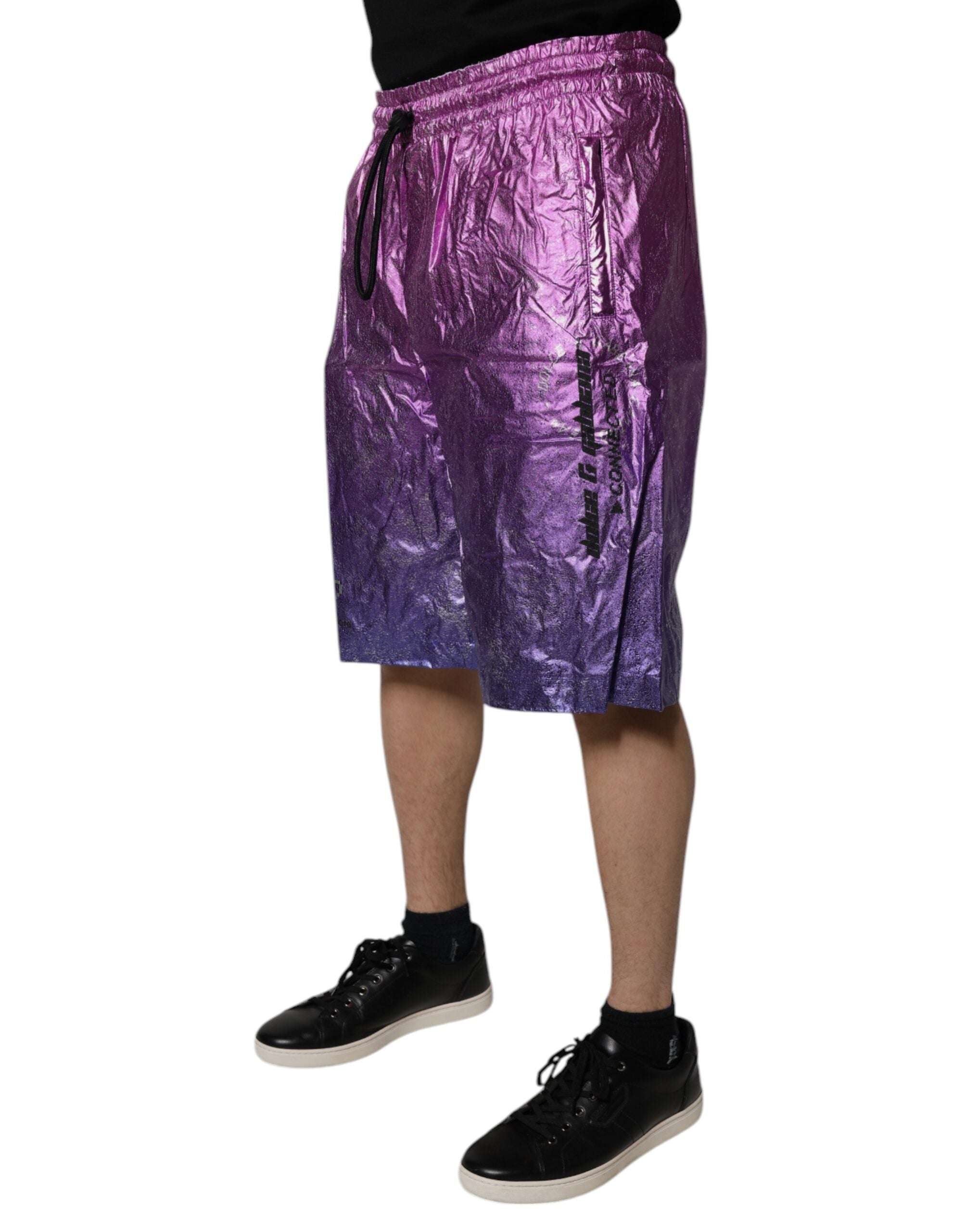 Shorts Bermuda métalliques rose et violet Dolce & Gabbana, ton deux couleurs, en tissu brillant et élégant.