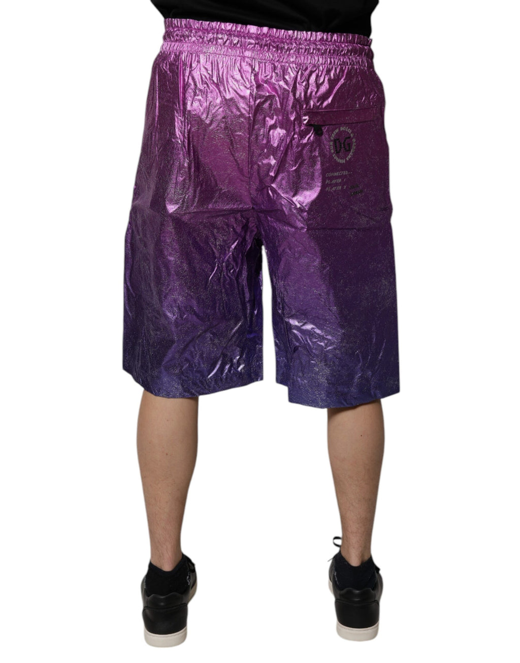 Shorts bermuda métalliques rose et violet Dolce & Gabbana, deux tons, en tissu brillant et élégant, mode homme ou femme.