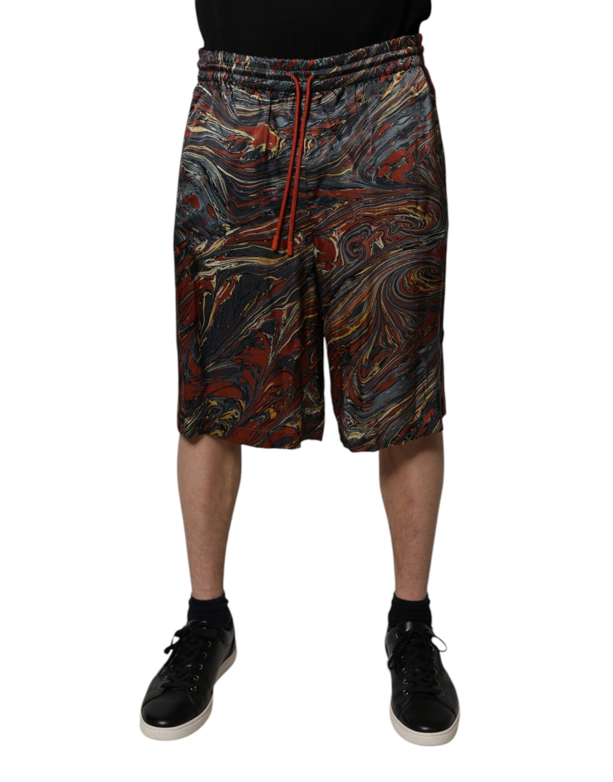 Shorts bermuda Dolce & Gabbana en imprimé marbre multicolore, style décontracté et tendance pour l'été.