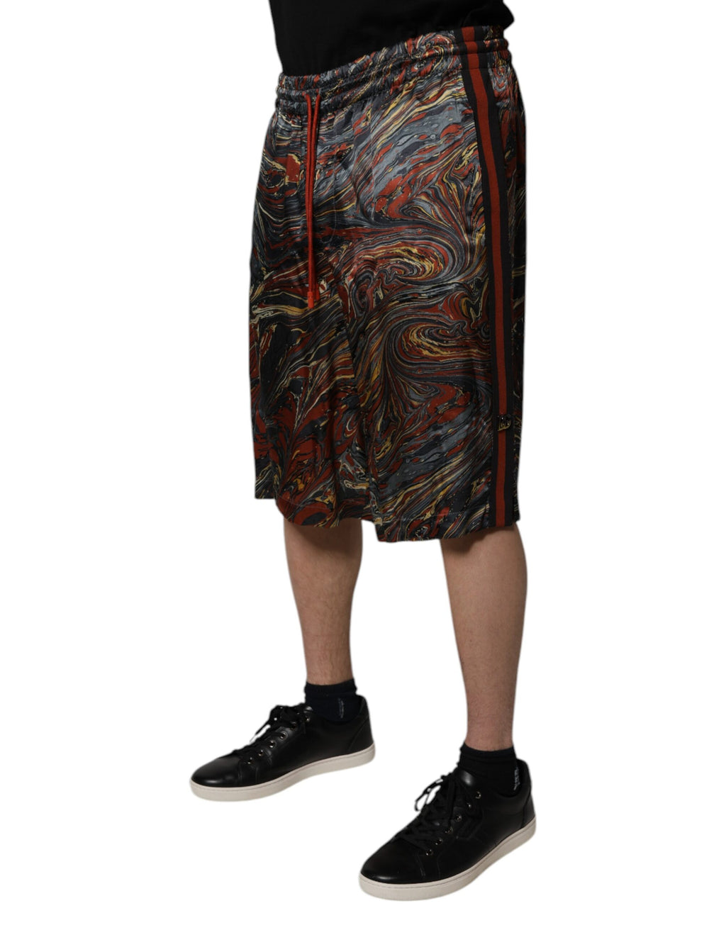 Shorts bermuda Dolce & Gabbana en imprimé marbre multicolore, tendance, avec coupe décontractée et détails élégants.