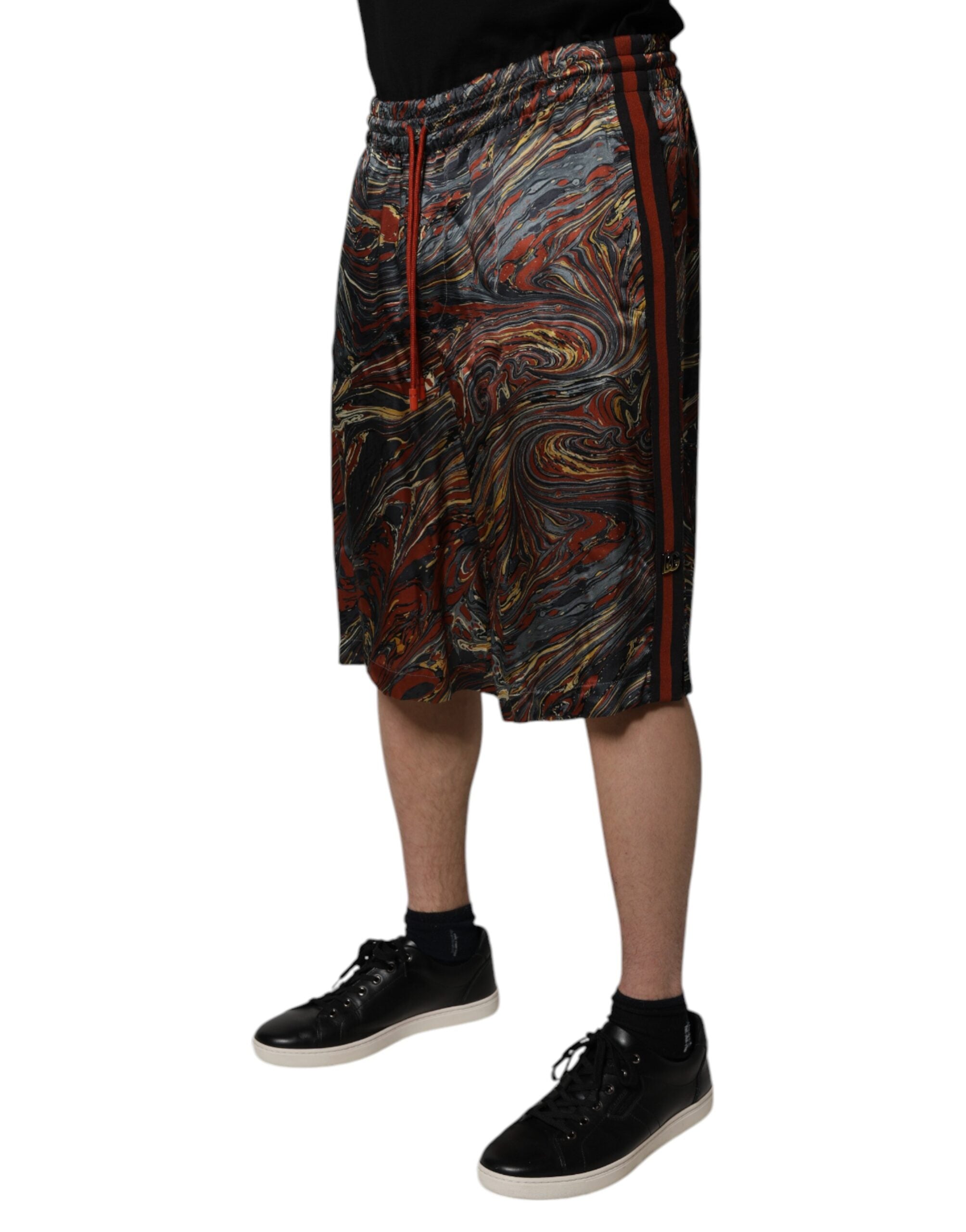 Shorts bermuda Dolce & Gabbana en imprimé marbre multicolore, tendance, avec coupe décontractée et détails élégants.