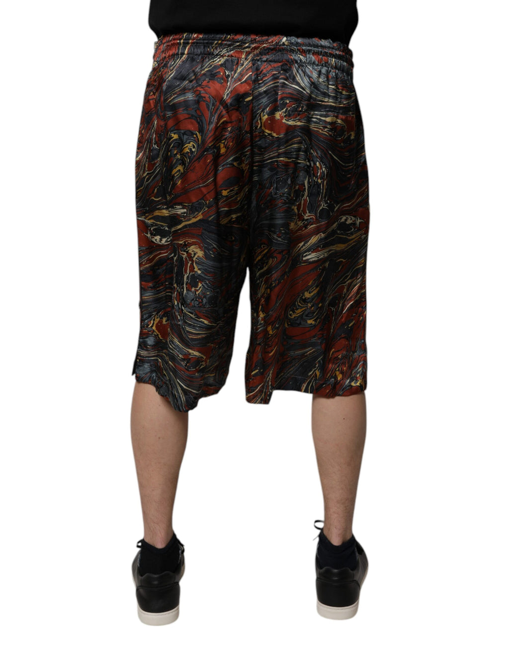 Shorts bermuda imprimés marbre multicolore Dolce & Gabbana, pantalon léger pour homme, détails colorés et style sophistiqué.