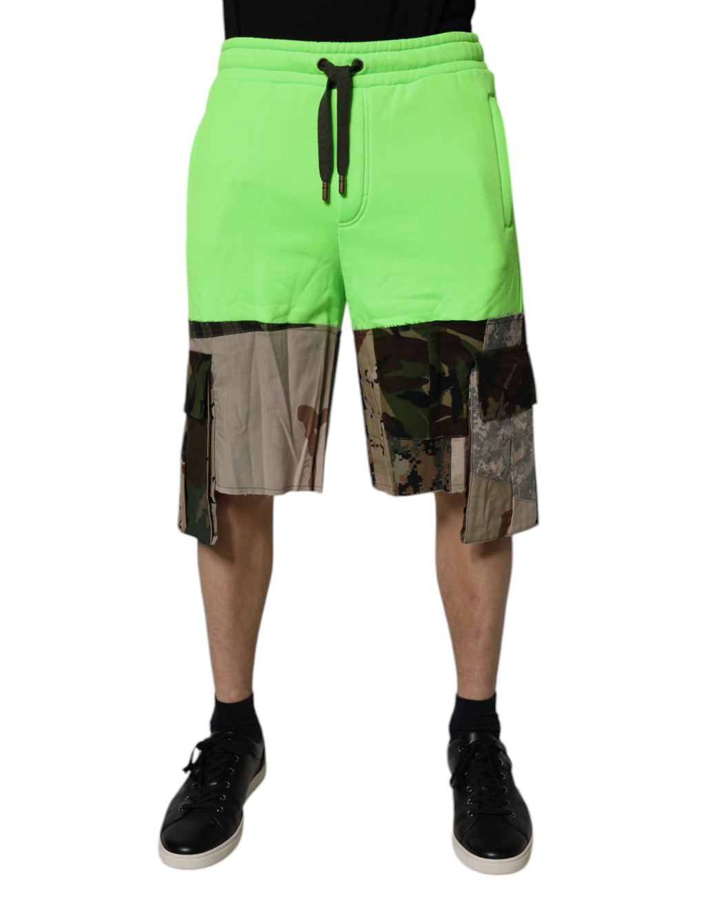Shorts cargo pour hommes Dolce & Gabbana en patchwork camouflage vert, avec détails modernes et style décontracté.