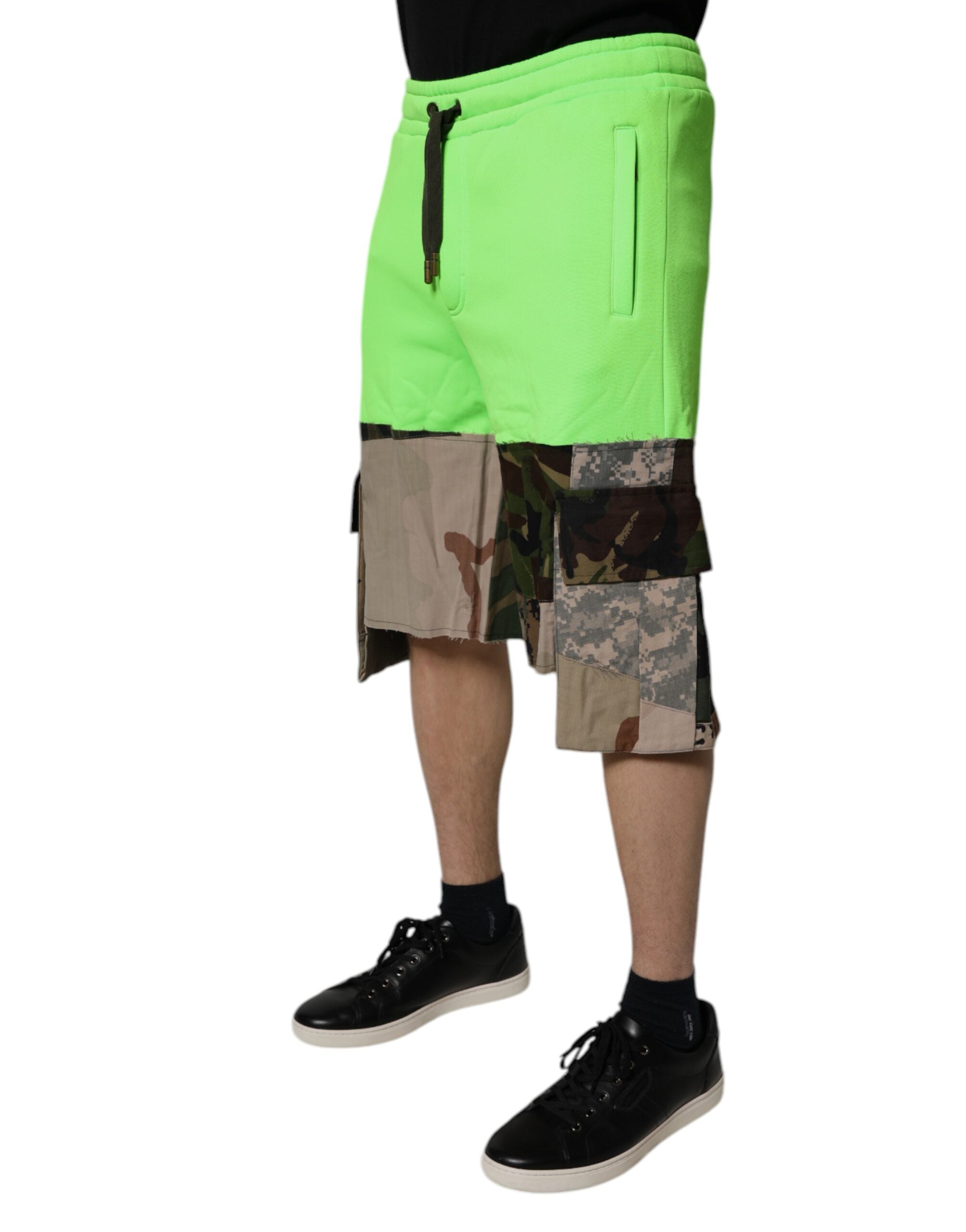 Shorts cargo pour hommes Dolce & Gabbana en patchwork camouflage vert, style décontracté et tendance.