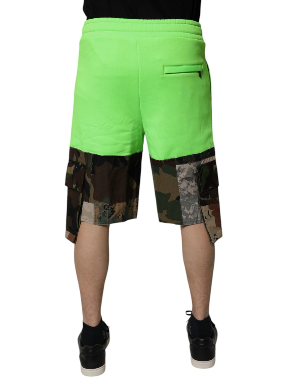 Shorts cargo pour hommes Dolce & Gabbana à patchwork vert camouflage, style décontracté et tendance.