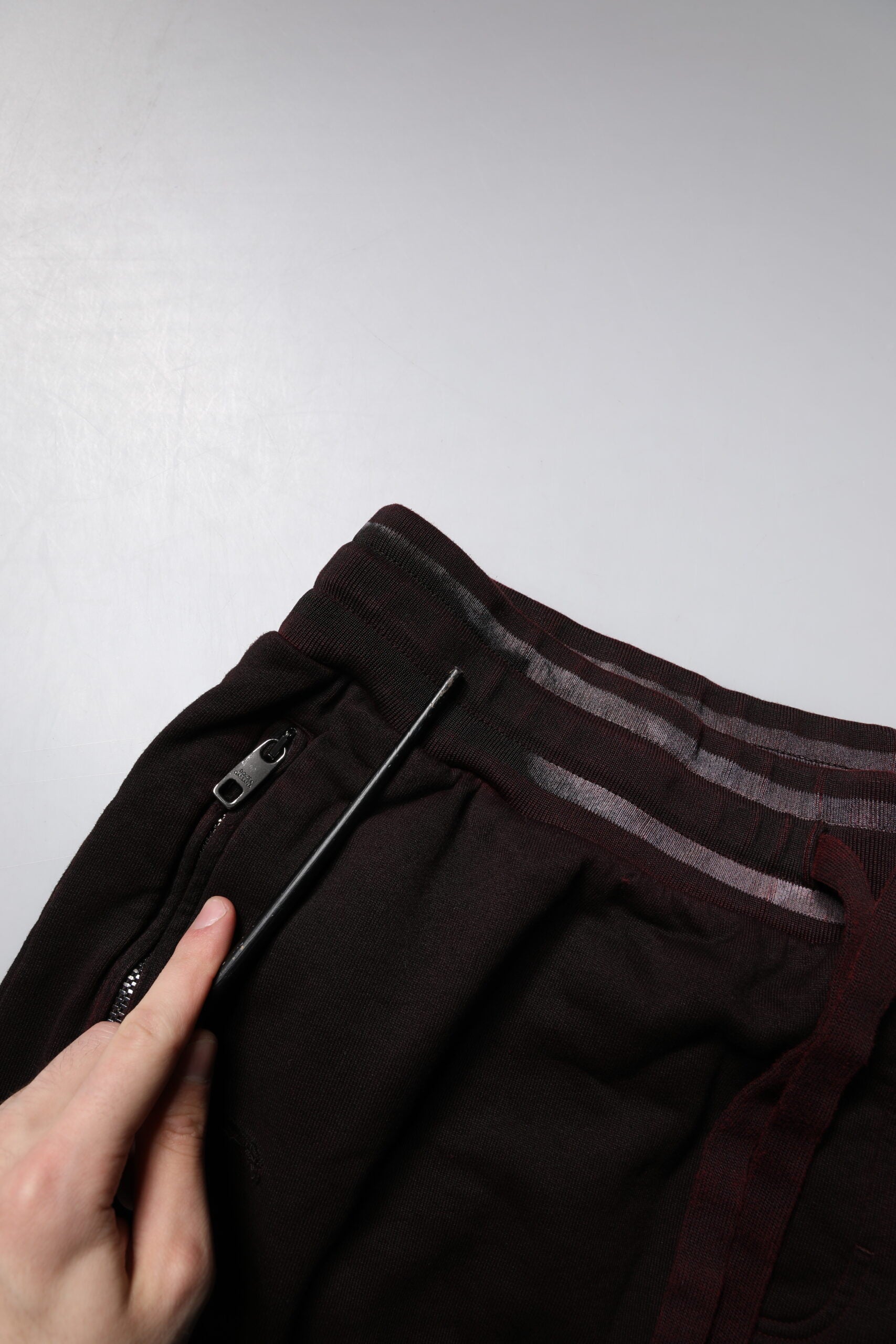 Shorts bermuda en coton marron avec logo Dolce & Gabbana pour homme, style décontracté et élégant.