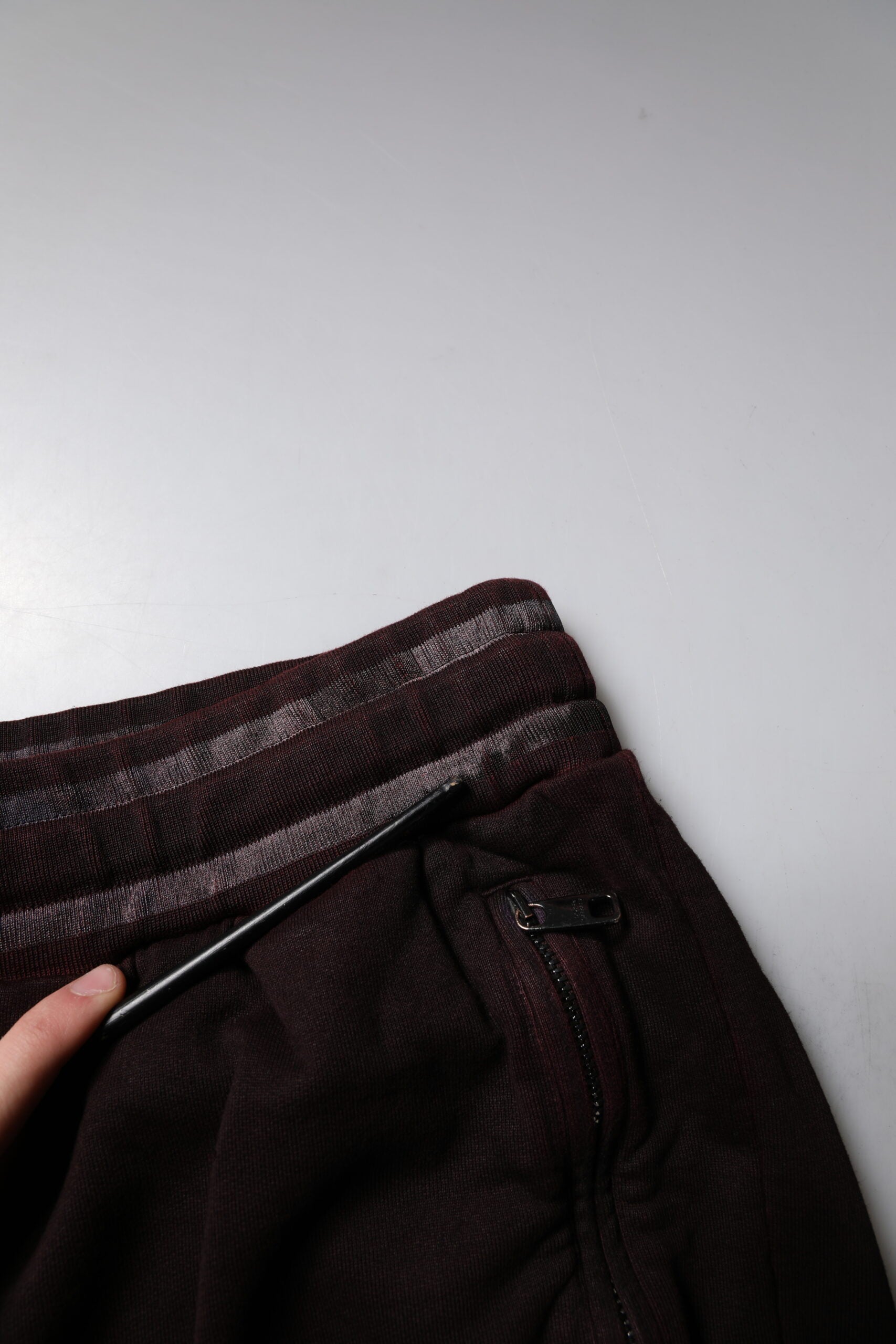 Shorts bermuda en coton pour homme Dolce & Gabbana, logo plaque bordeaux, style décontracté et élégant.