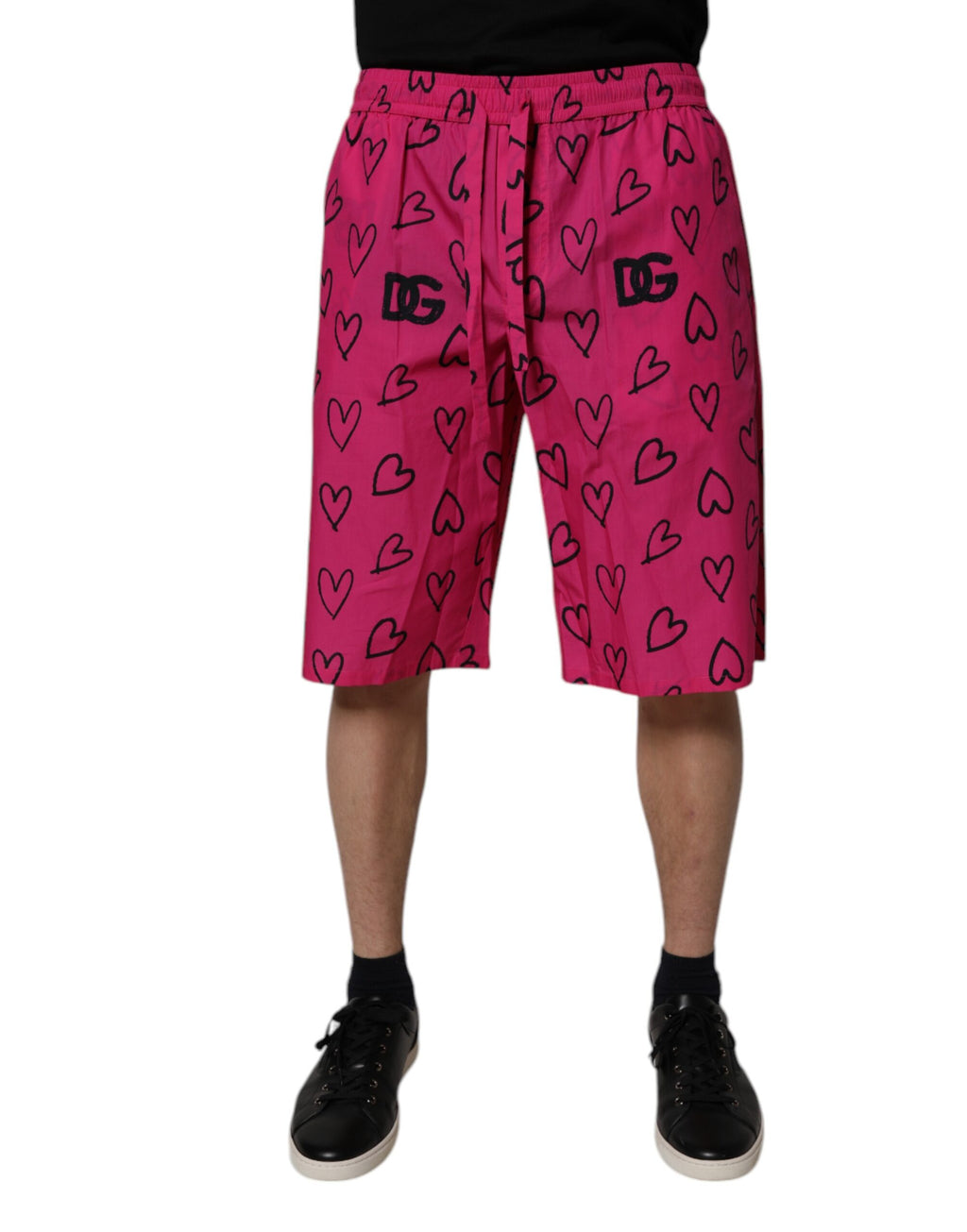 Shorts bermuda en coton rose avec imprimé cœur de Dolce & Gabbana, mode élégante et confortable pour l'été.