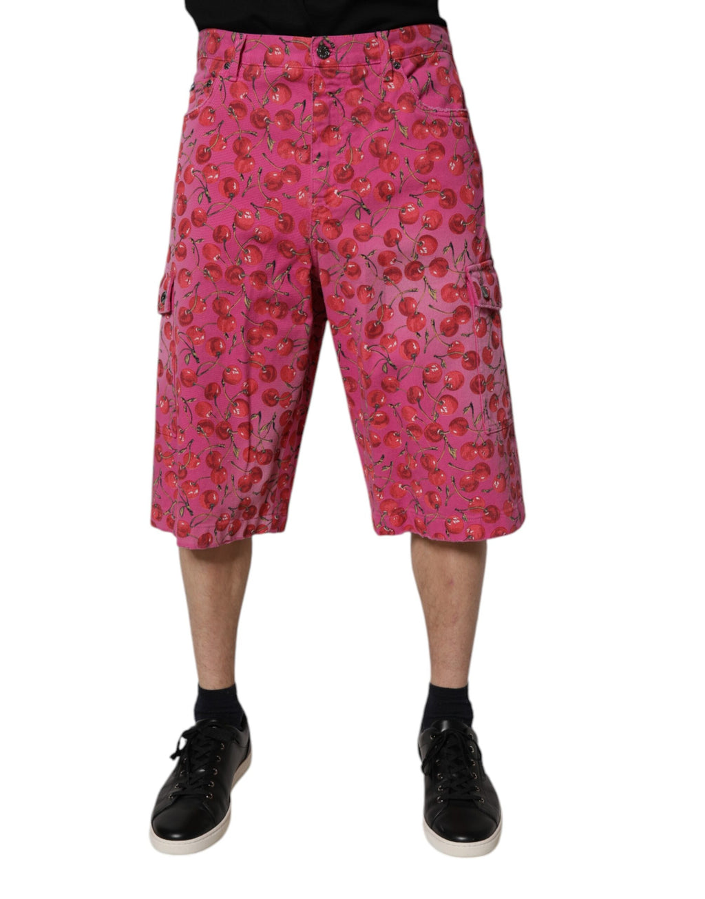 Shorts cargo en coton rose avec imprimé cerises Dolce & Gabbana, style décontracté et tendance pour l'été.