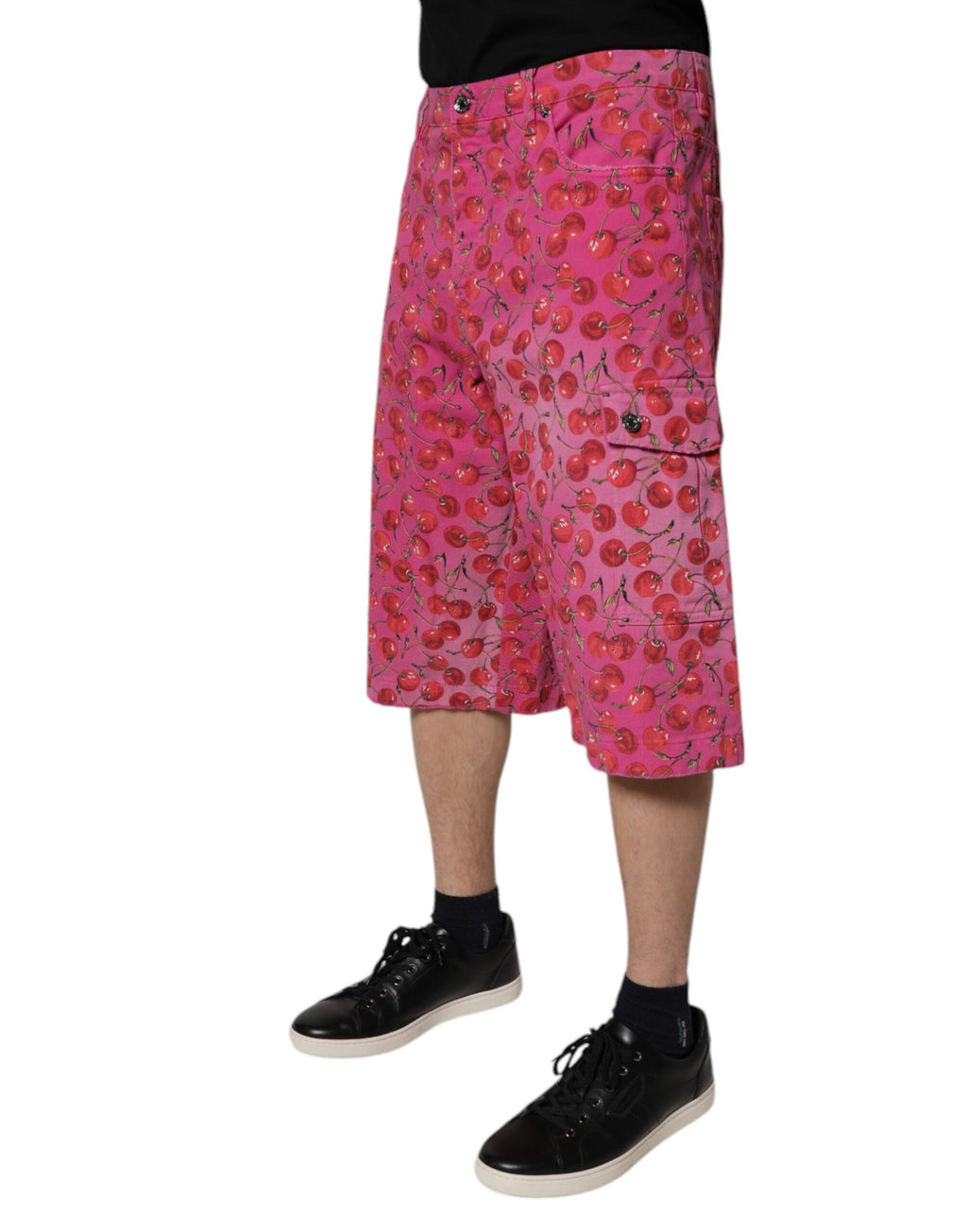Shorts cargo en coton rose avec imprimé cerise de Dolce & Gabbana, mode décontractée et élégante pour femme.
