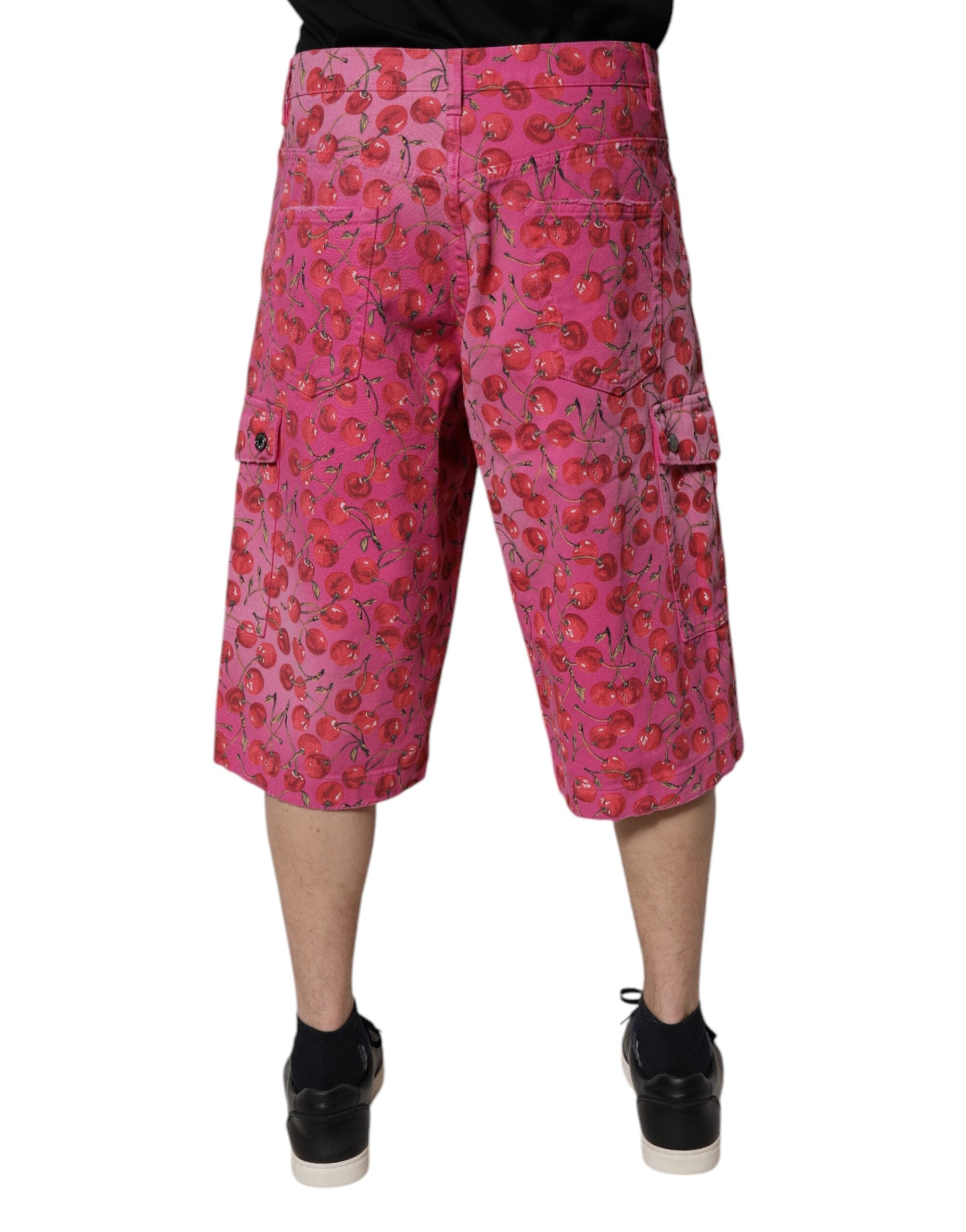 Shorts cargo en coton rose à cerises Dolce & Gabbana, motif coloré et détail tendance sur le vêtement.