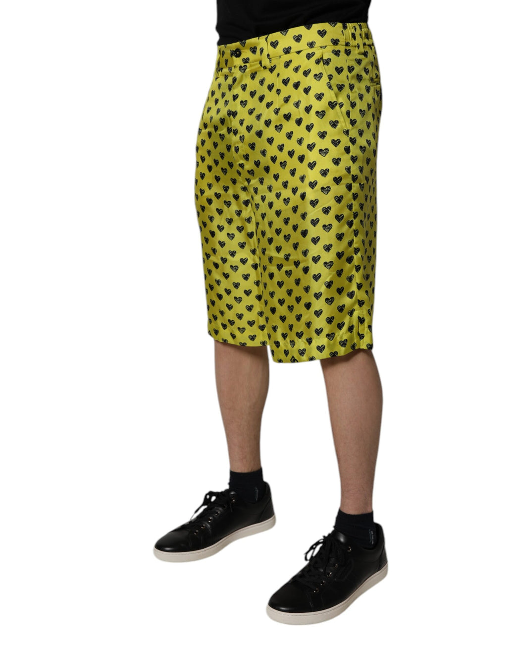 Shorts bermuda en soie verte Dolce & Gabbana avec motif cœur, style élégant et confortable pour l'été.