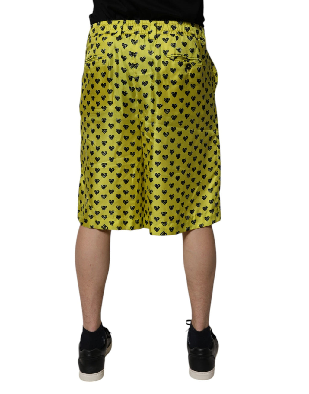 Shorts bermuda en soie verte Dolce & Gabbana avec motif cœur, style élégant et tendance, pour un look estival sophistiqué.