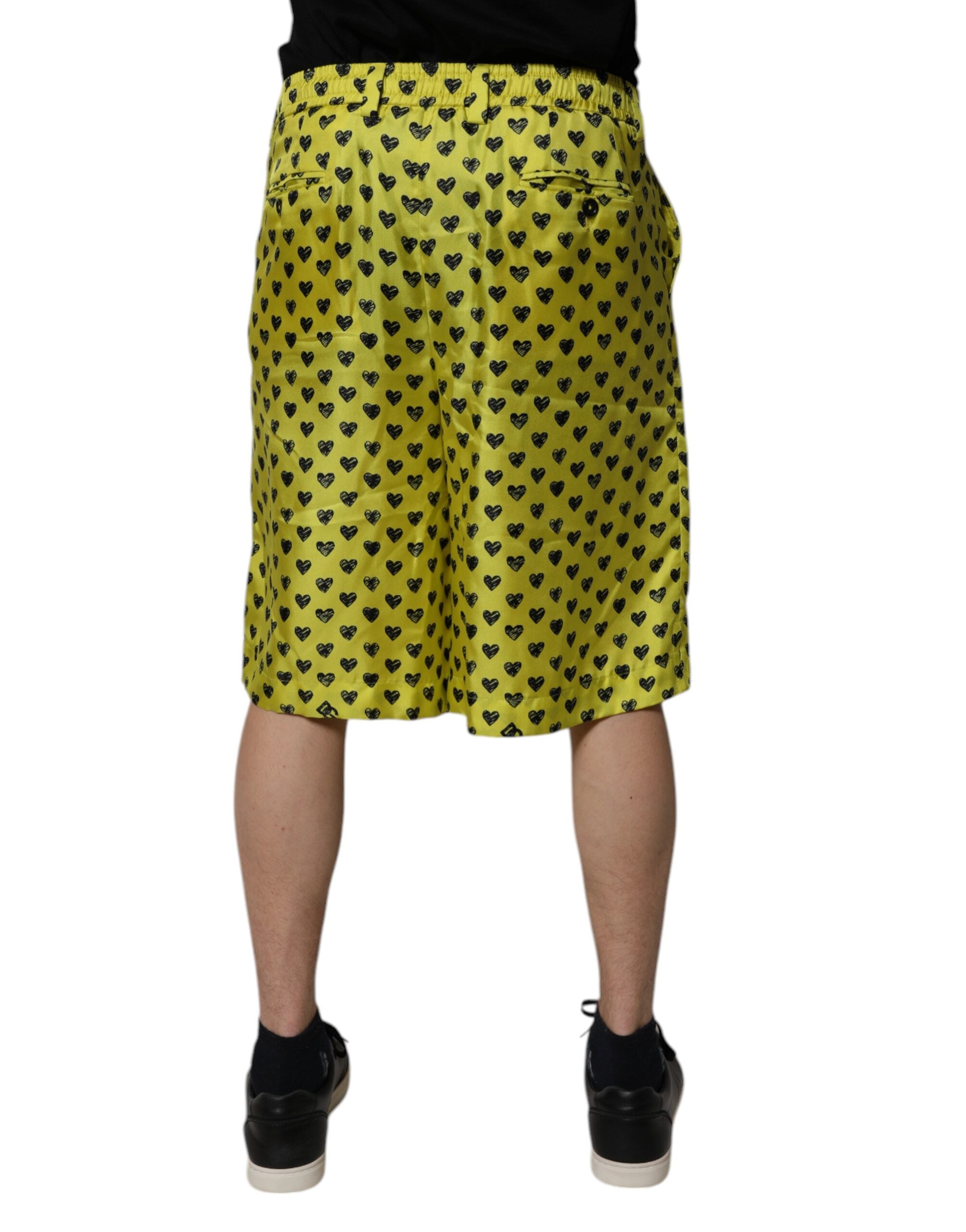 Shorts bermuda en soie verte Dolce & Gabbana avec motif cœur, style élégant et tendance, pour un look estival sophistiqué.