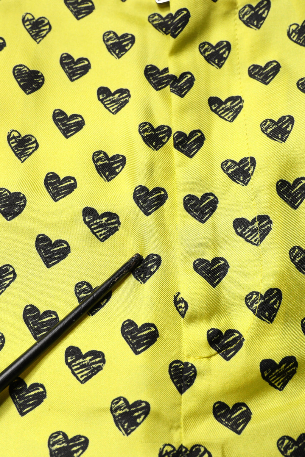 Shorts bermuda en soie verte avec imprimé cœur Dolce & Gabbana, style élégant et confortable, pour un look sophistiqué.