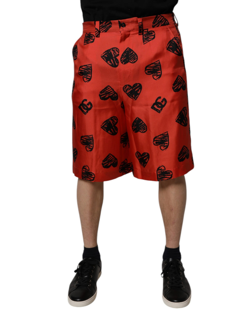 Shorts bermuda en soie orange à imprimé cœur Dolce & Gabbana, style élégant et coloré pour l'été.